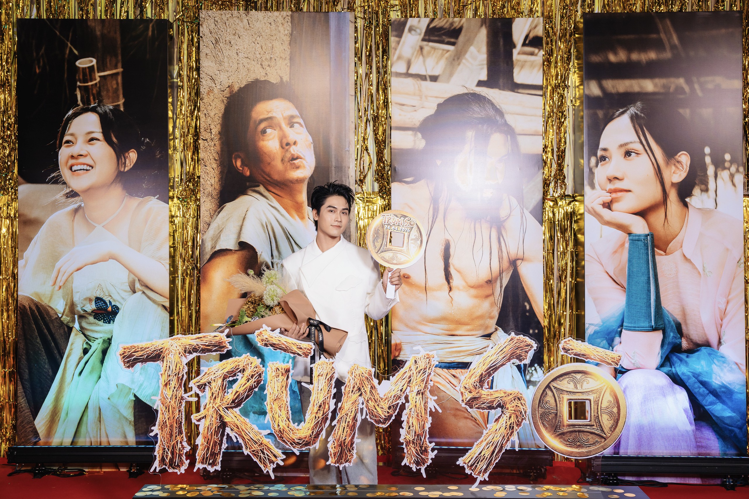 Võ Điền Gia Huy gây sốt khi ôm hoa đến tặng Tam Triều Dâng - Ảnh 1.