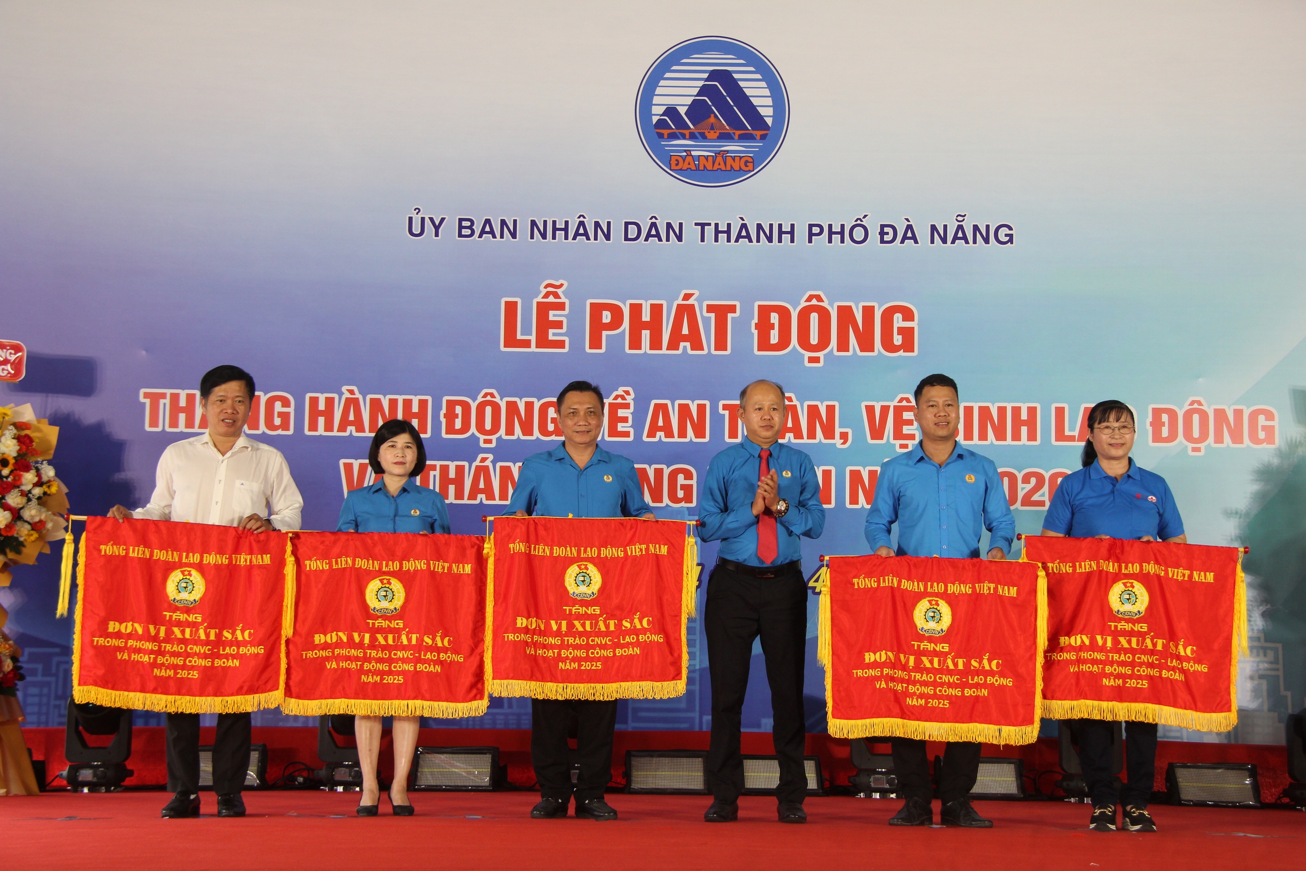 Lãnh đạo Đà Nẵng: “Yêu cầu doanh nghiệp không đặt lợi nhuận trên tính mạng lao động” - Ảnh 4.
