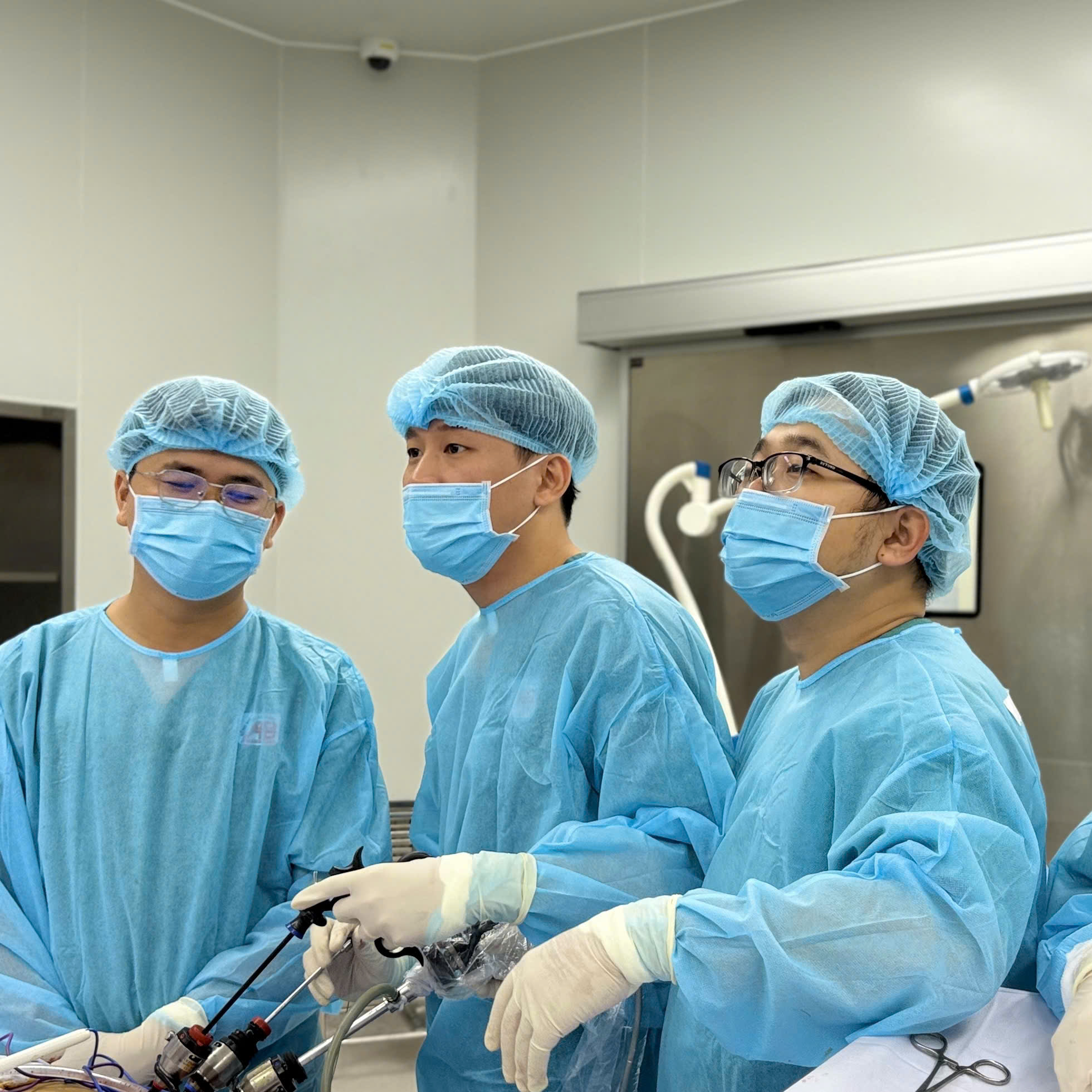 Tiểu ra máu, bỏ qua, người đàn ông phát hiện u thận - Ảnh 1.