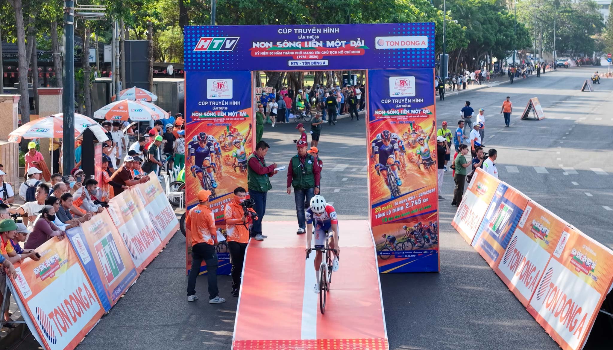 C&uacute;p truyền h&igrave;nh 2026: Tay đua Nga thắng chặng t&iacute;nh giờ - Ảnh 1.