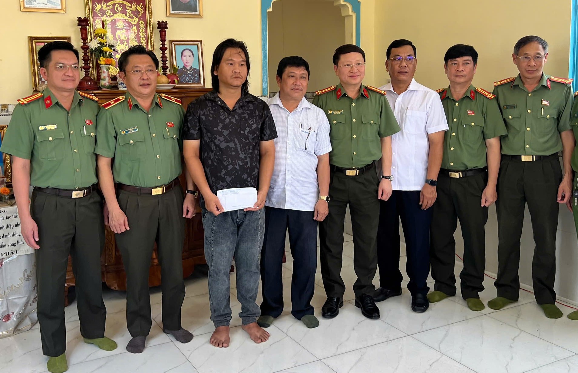 Bộ Công an hỗ trợ gia đình có người hy sinh khi thực hiện nhiệm vụ - Ảnh 1.