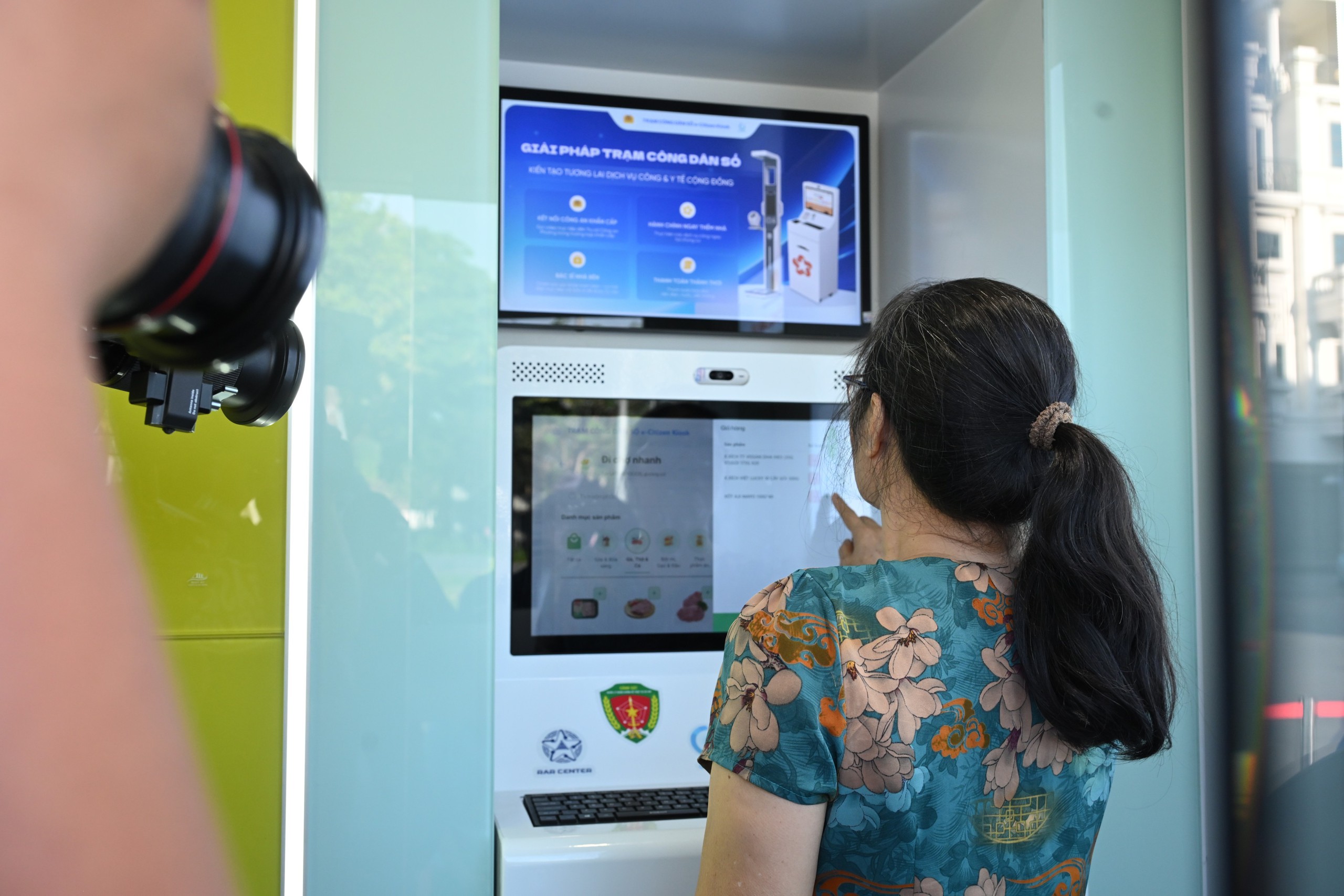 Người cao tuổi thích thú trải nghiệm trạm công dân số - Ảnh 4.