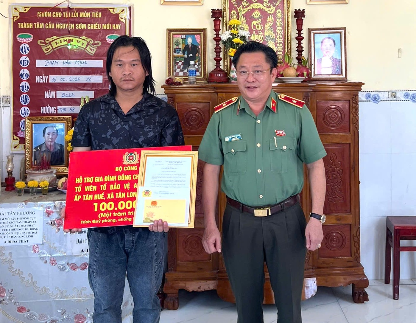 Bộ Công an hỗ trợ gia đình có người hy sinh khi thực hiện nhiệm vụ - Ảnh 5.