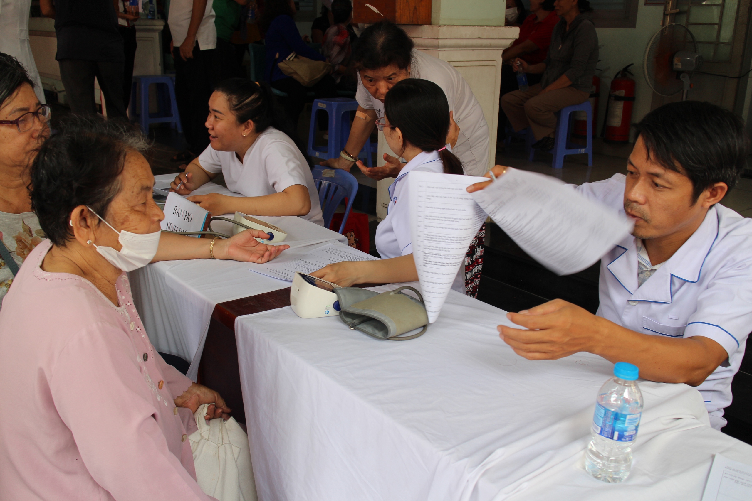 Vì sao nhiều người dân ở xã an toàn khu TPHCM vẫn chưa nhận được thẻ BHYT miễn phí? - Ảnh 2.