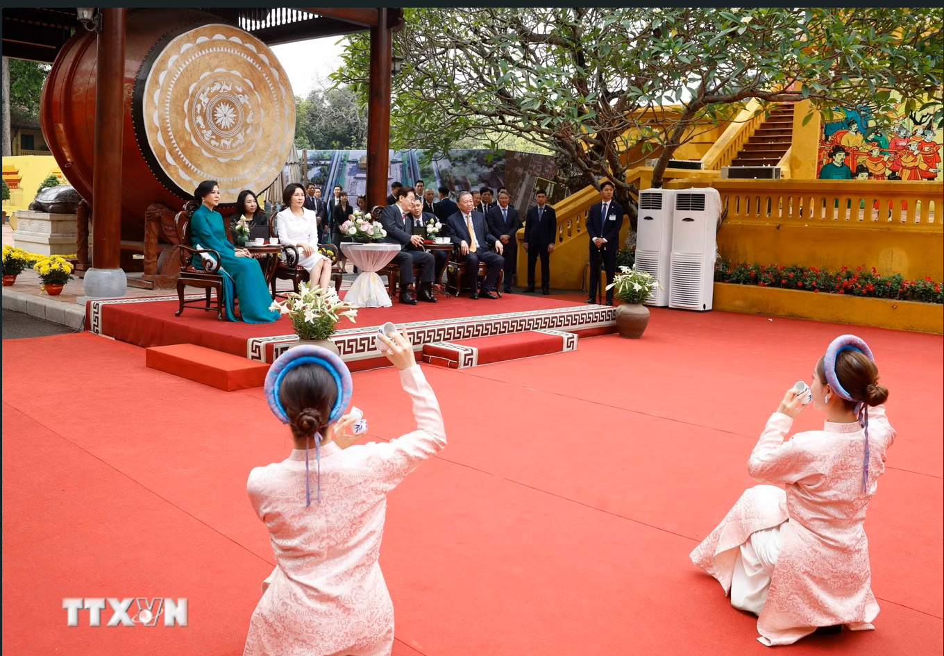 Tổng B&iacute; thư, Chủ tịch nước T&ocirc; L&acirc;m v&agrave; Phu nh&acirc;n chủ tr&igrave; chương tr&igrave;nh đặc biệt tại Ho&agrave;ng Th&agrave;nh Thăng Long - Ảnh 12.