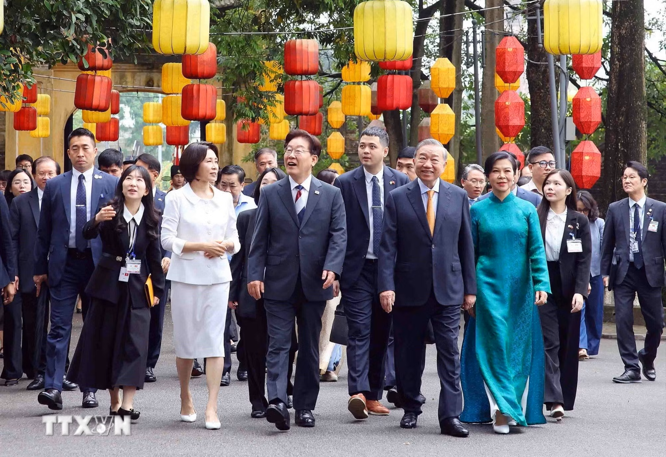 Tổng B&iacute; thư, Chủ tịch nước T&ocirc; L&acirc;m v&agrave; Phu nh&acirc;n chủ tr&igrave; chương tr&igrave;nh đặc biệt tại Ho&agrave;ng Th&agrave;nh Thăng Long - Ảnh 7.