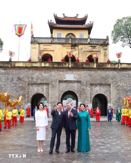 Tổng B&iacute; thư, Chủ tịch nước T&ocirc; L&acirc;m v&agrave; Phu nh&acirc;n chủ tr&igrave; chương tr&igrave;nh đặc biệt tại Ho&agrave;ng Th&agrave;nh Thăng Long - Ảnh 4.