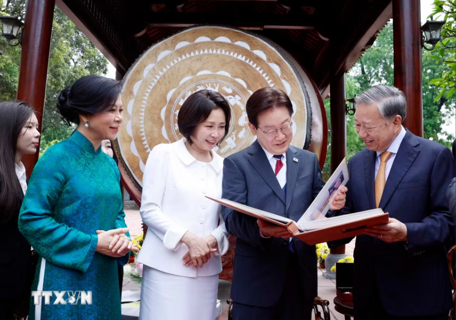 Tổng B&iacute; thư, Chủ tịch nước T&ocirc; L&acirc;m v&agrave; Phu nh&acirc;n chủ tr&igrave; chương tr&igrave;nh đặc biệt tại Ho&agrave;ng Th&agrave;nh Thăng Long - Ảnh 16.