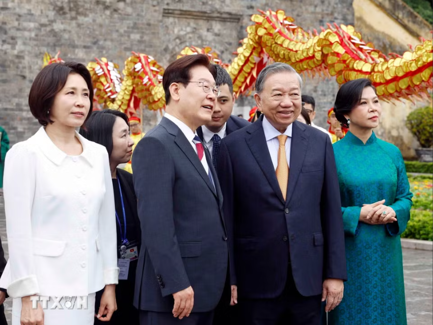 Tổng B&iacute; thư, Chủ tịch nước T&ocirc; L&acirc;m v&agrave; Phu nh&acirc;n chủ tr&igrave; chương tr&igrave;nh đặc biệt tại Ho&agrave;ng Th&agrave;nh Thăng Long - Ảnh 6.