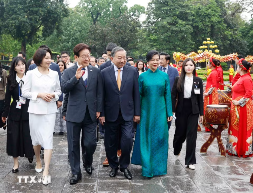 Tổng B&iacute; thư, Chủ tịch nước T&ocirc; L&acirc;m v&agrave; Phu nh&acirc;n chủ tr&igrave; chương tr&igrave;nh đặc biệt tại Ho&agrave;ng Th&agrave;nh Thăng Long - Ảnh 8.