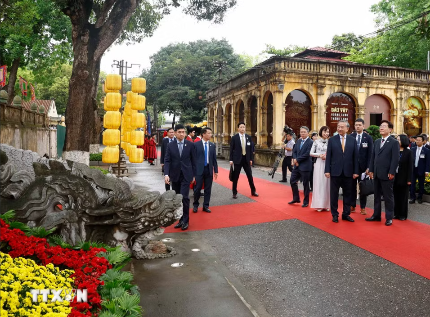 Tổng B&iacute; thư, Chủ tịch nước T&ocirc; L&acirc;m v&agrave; Phu nh&acirc;n chủ tr&igrave; chương tr&igrave;nh đặc biệt tại Ho&agrave;ng Th&agrave;nh Thăng Long - Ảnh 9.
