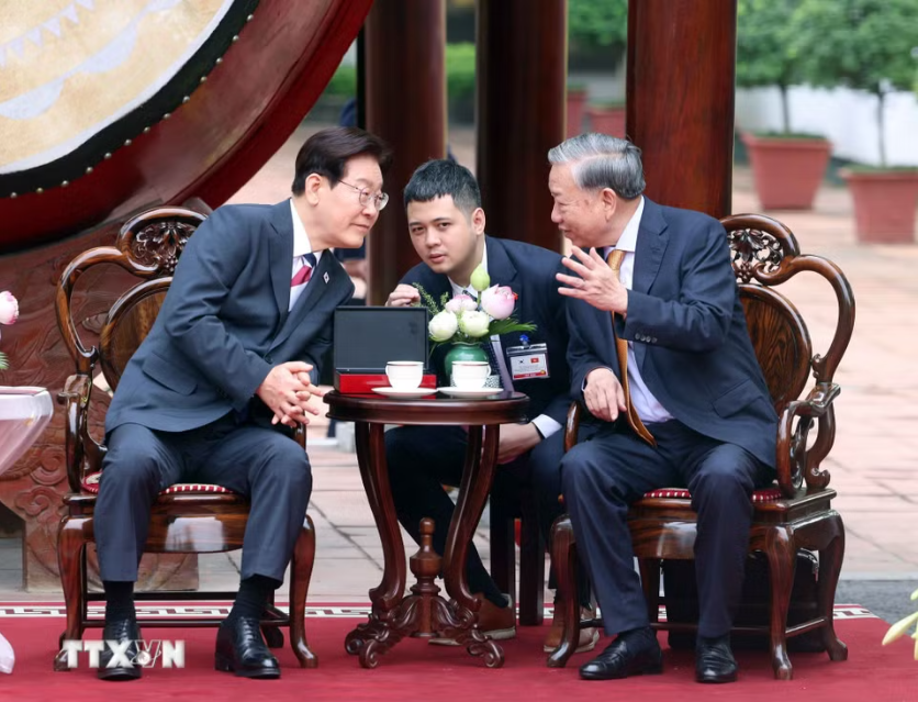 Tổng B&iacute; thư, Chủ tịch nước T&ocirc; L&acirc;m v&agrave; Phu nh&acirc;n chủ tr&igrave; chương tr&igrave;nh đặc biệt tại Ho&agrave;ng Th&agrave;nh Thăng Long - Ảnh 14.