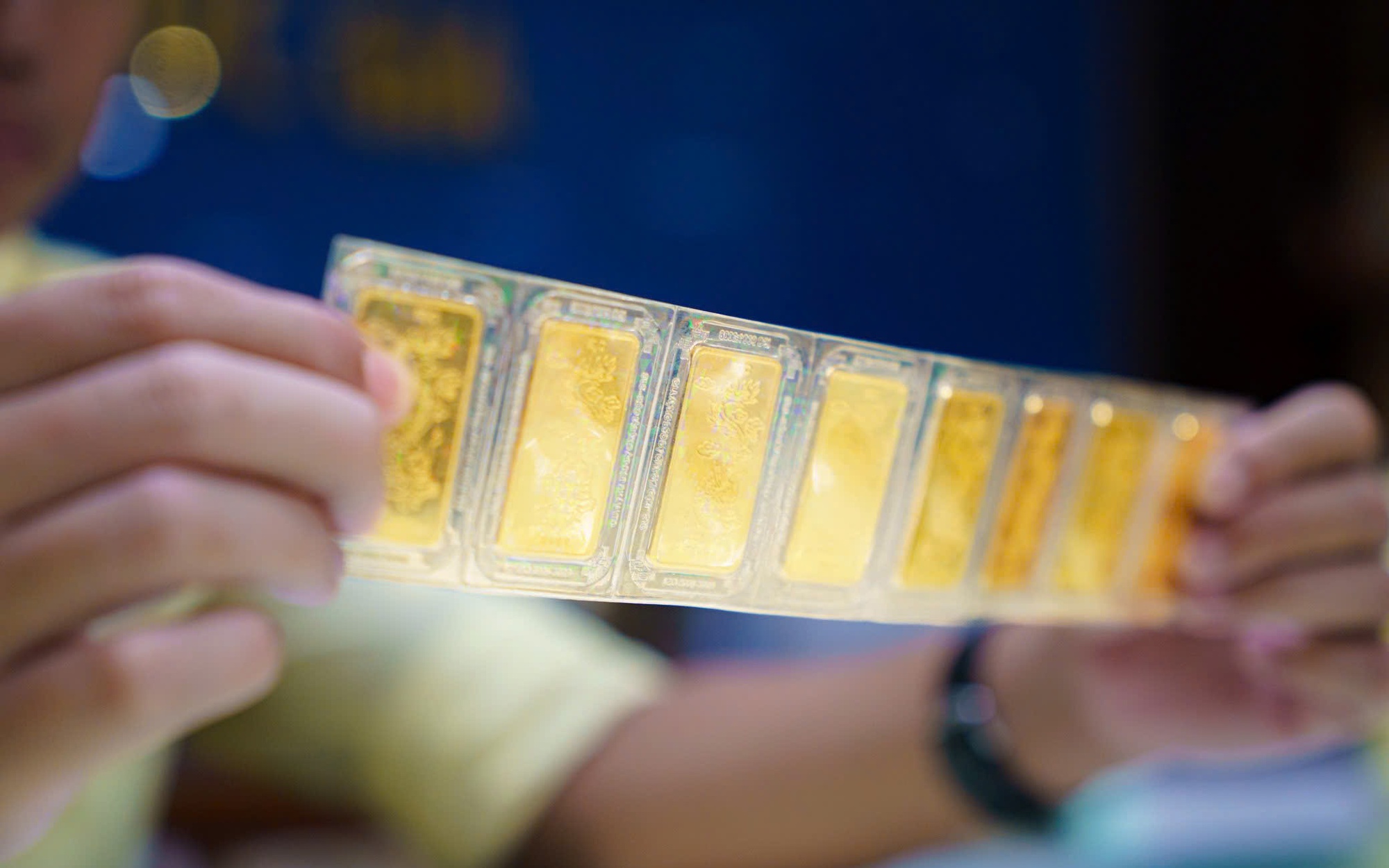 Gi&aacute; v&agrave;ng miếng SJC giảm nhanh v&agrave;o Tối 24 - 4 , cập nhật thị trường v&agrave;ng 2026 - Ảnh 1.