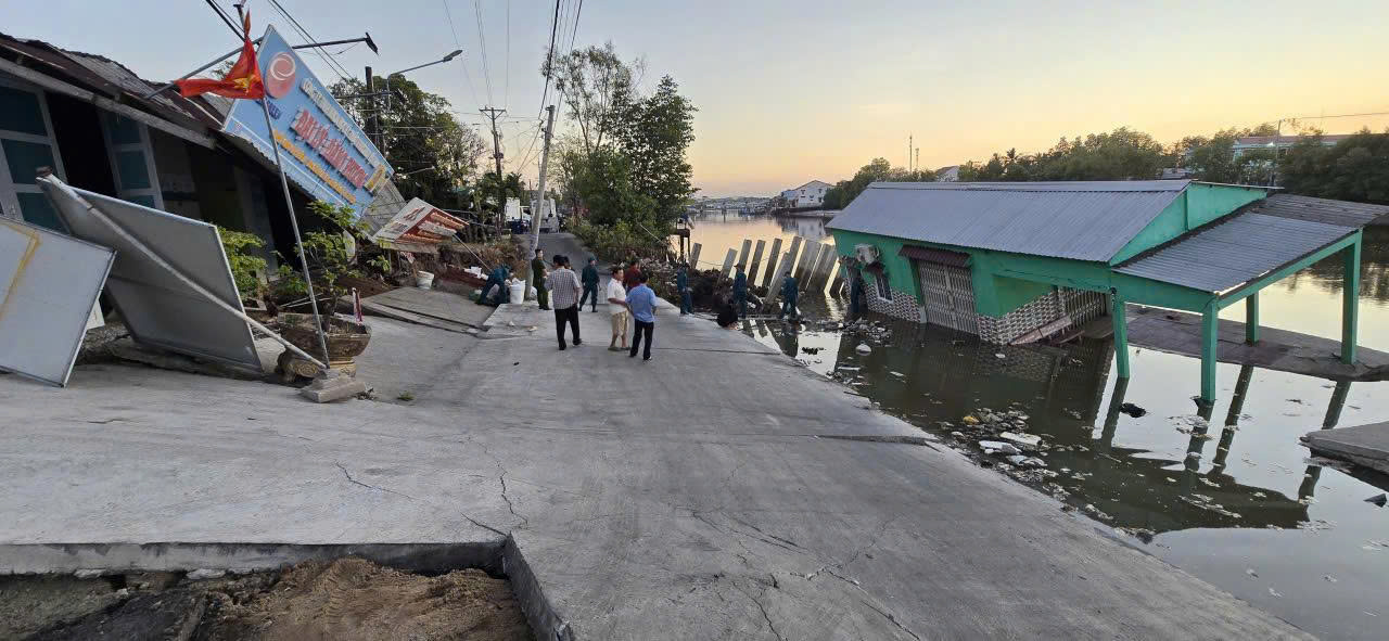 Lộ giao thông, nhà dân ở Cà Mau bị kéo xuống sông lúc rạng sáng - Ảnh 1.