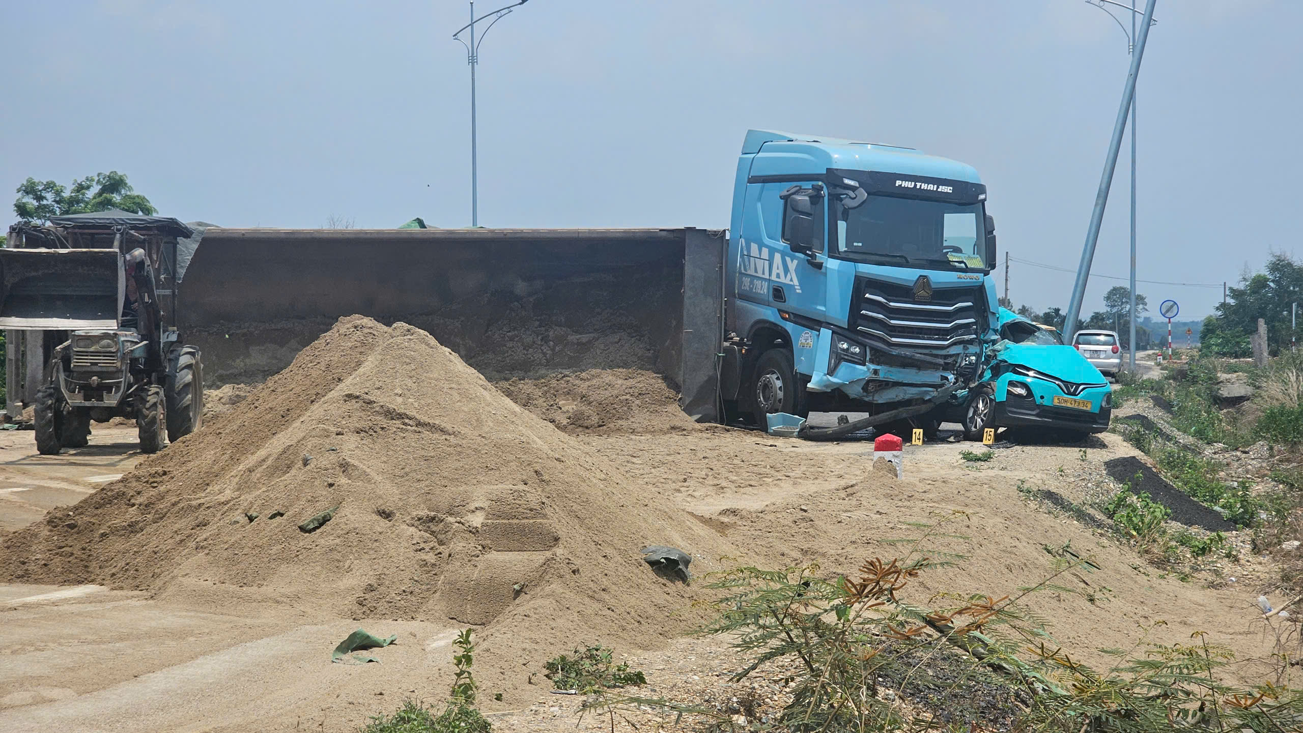 Xe tải tông taxi tại Đắk Lắk khiến một hành khách tử vong - Ảnh 1.