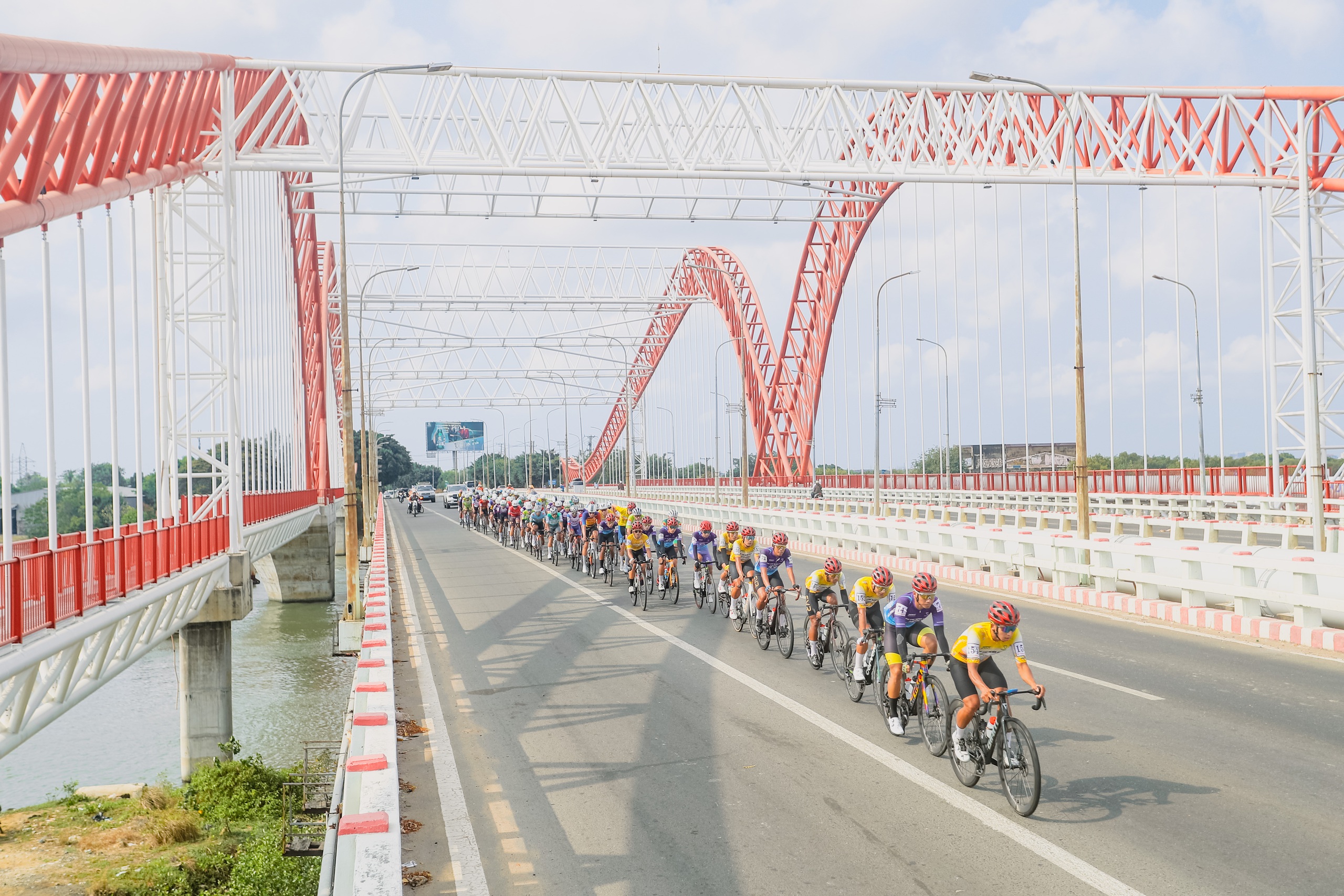 C&uacute;p truyền h&igrave;nh TPHCM: Tay đua Thụy Sĩ solo ấn tượng, mang về chiến thắng thứ hai cho Đồng Th&aacute;p   - Ảnh 1.