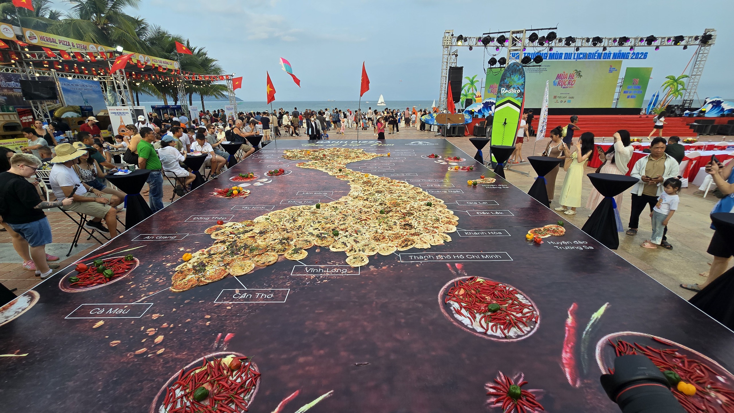 M&ugrave;a du lịch biển Đ&agrave; Nẵng 2026: M&atilde;n nh&atilde;n phần tr&igrave;nh diễn của VĐV flyboard h&agrave;ng đầu thế giới - Ảnh 10.