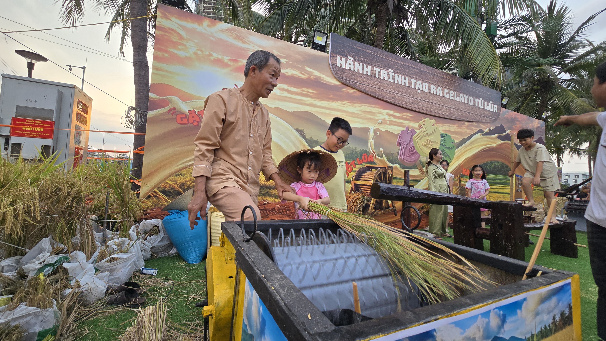 M&ugrave;a du lịch biển Đ&agrave; Nẵng 2026: M&atilde;n nh&atilde;n phần tr&igrave;nh diễn của VĐV flyboard h&agrave;ng đầu thế giới - Ảnh 11.