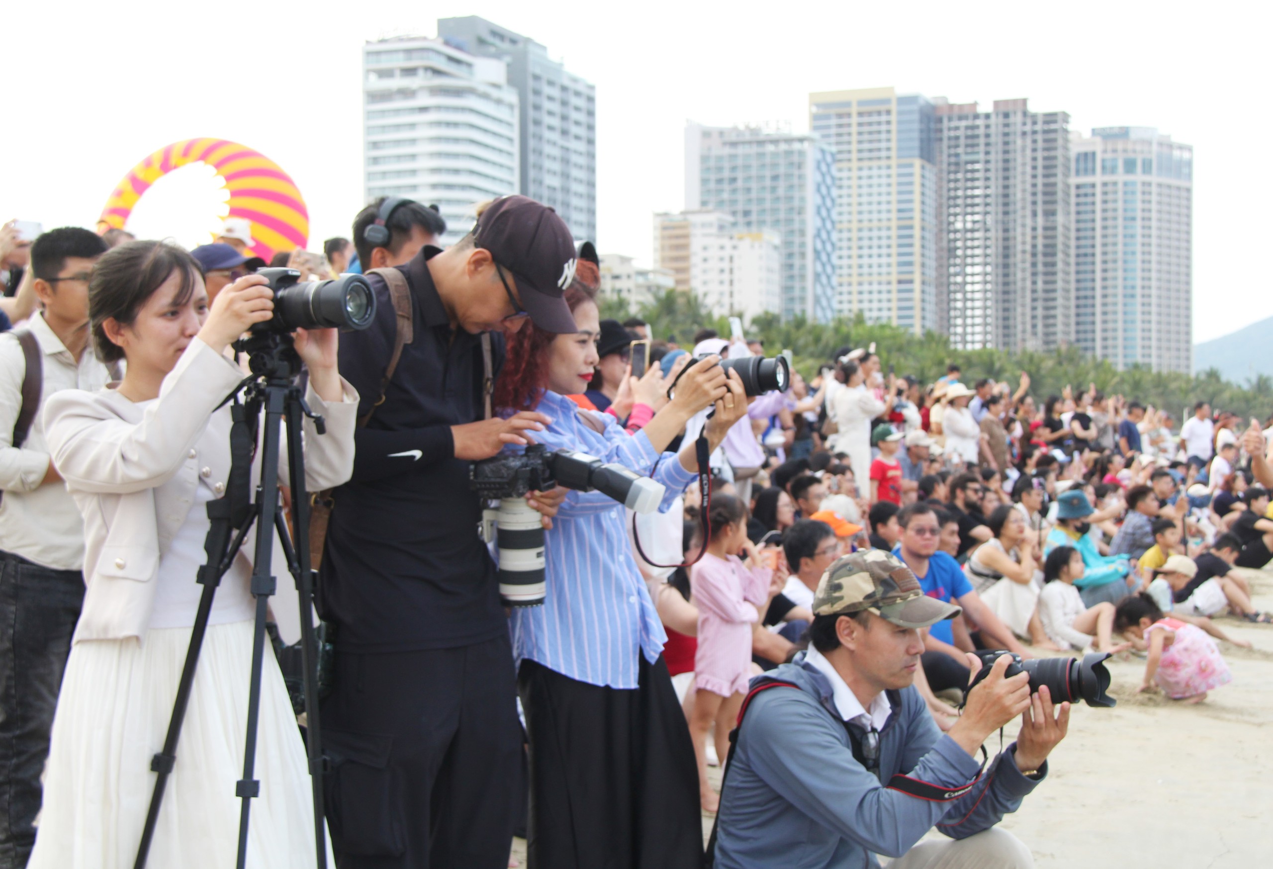 M&ugrave;a du lịch biển Đ&agrave; Nẵng 2026: M&atilde;n nh&atilde;n phần tr&igrave;nh diễn của VĐV flyboard h&agrave;ng đầu thế giới - Ảnh 7.