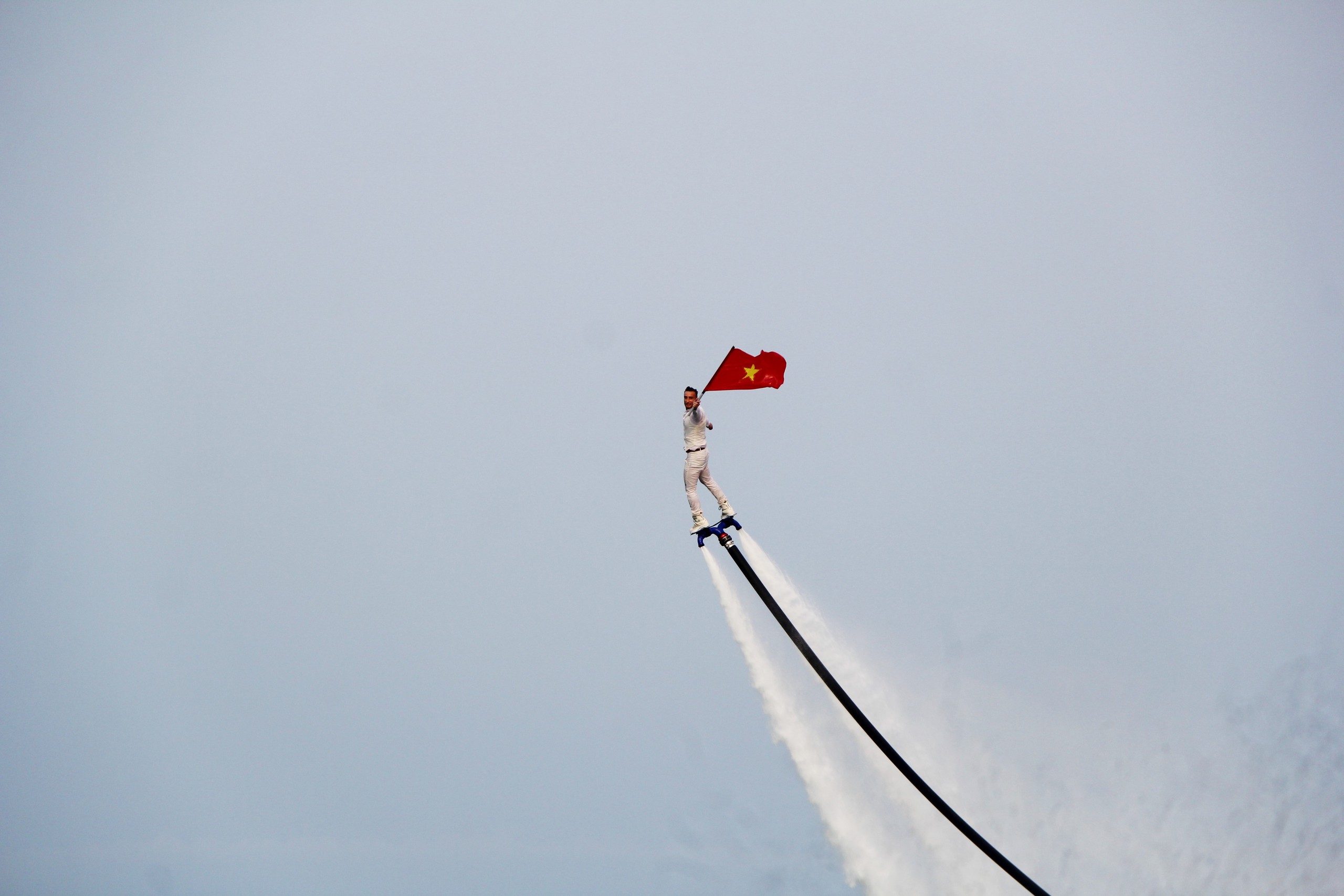 M&ugrave;a du lịch biển Đ&agrave; Nẵng 2026: M&atilde;n nh&atilde;n phần tr&igrave;nh diễn của VĐV flyboard h&agrave;ng đầu thế giới - Ảnh 2.
