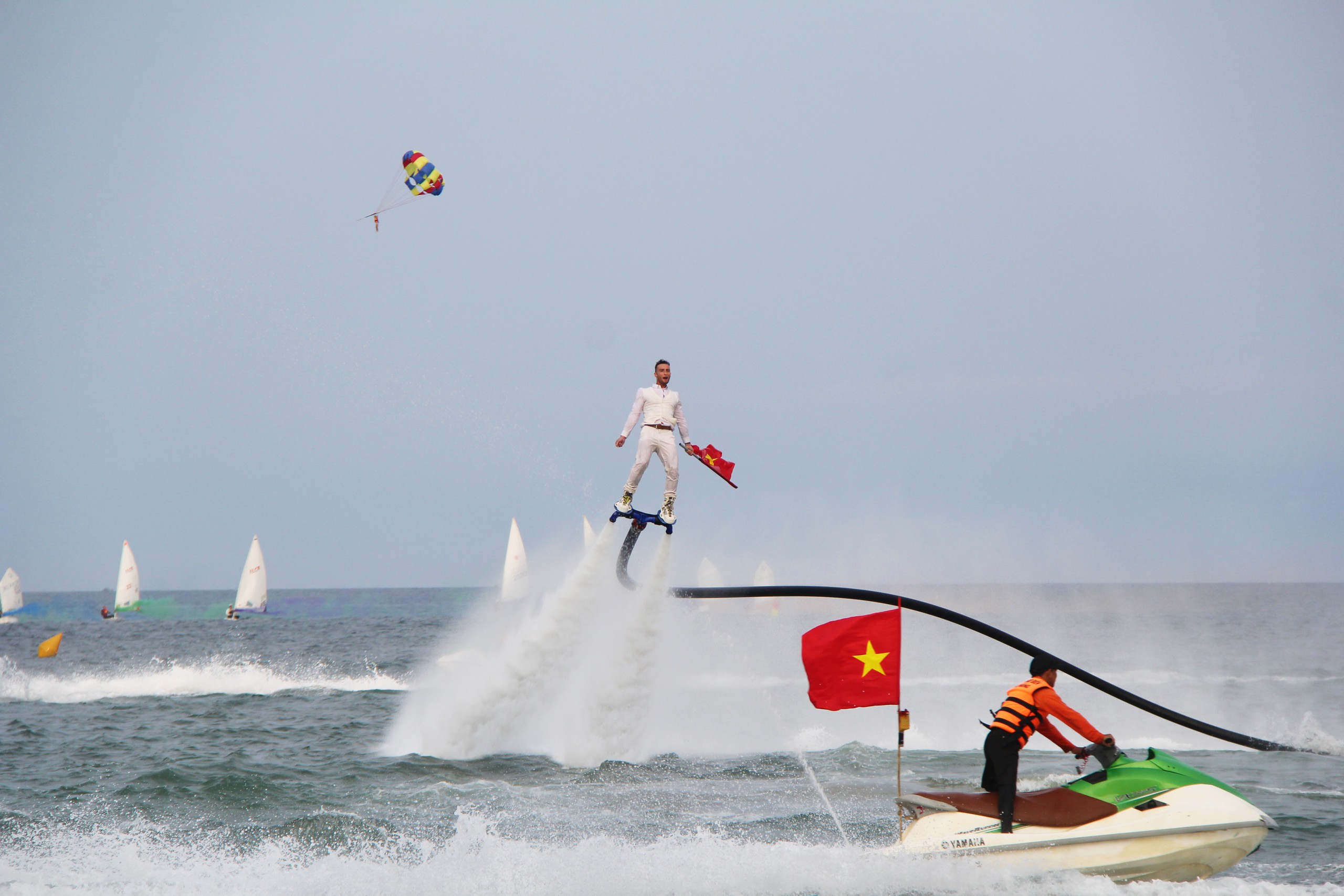 M&ugrave;a du lịch biển Đ&agrave; Nẵng 2026: M&atilde;n nh&atilde;n phần tr&igrave;nh diễn của VĐV flyboard h&agrave;ng đầu thế giới - Ảnh 1.