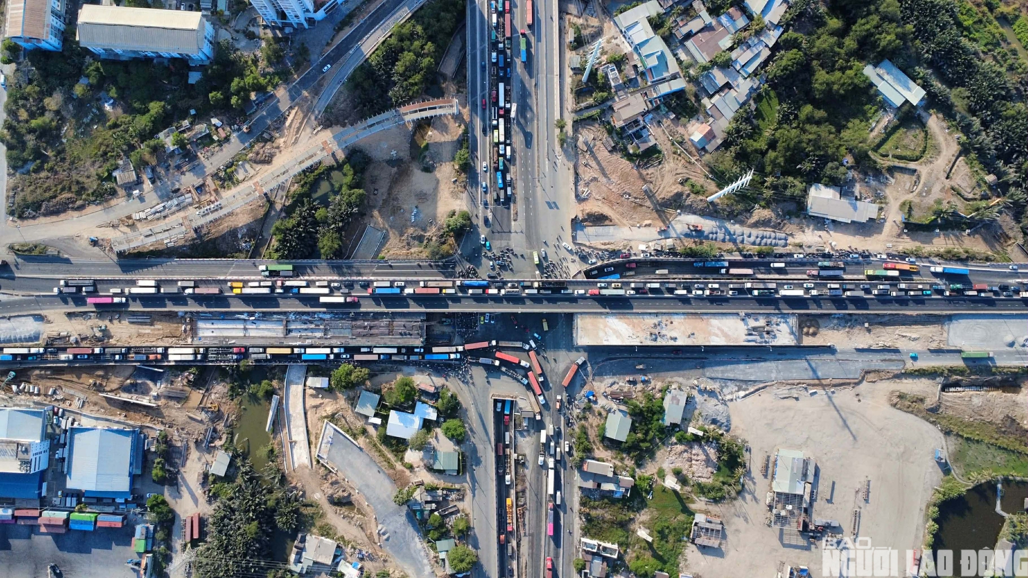 &Ugrave;n ứ giao th&ocirc;ng cửa ng&otilde; đ&ocirc;ng t&acirc;y TPHCM ng&agrave;y đầu nghỉ lễ Giỗ Tổ H&ugrave;ng Vương 2026 - Ảnh 2.