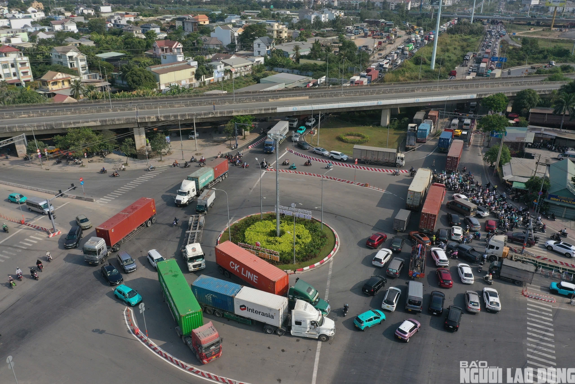 &Ugrave;n ứ giao th&ocirc;ng cửa ng&otilde; đ&ocirc;ng t&acirc;y TPHCM ng&agrave;y đầu nghỉ lễ Giỗ Tổ H&ugrave;ng Vương 2026 - Ảnh 3.