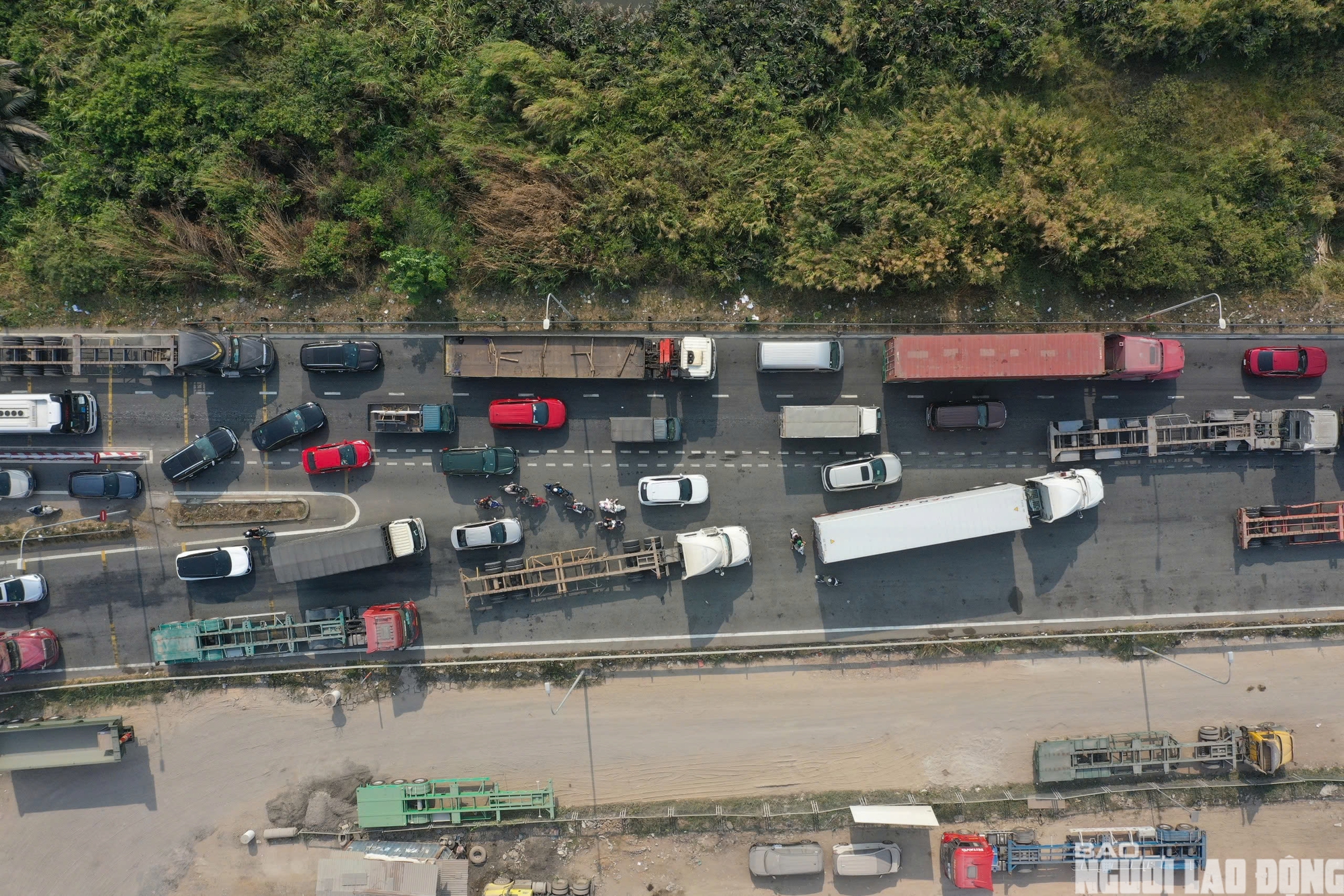 &Ugrave;n ứ giao th&ocirc;ng cửa ng&otilde; đ&ocirc;ng t&acirc;y TPHCM ng&agrave;y đầu nghỉ lễ Giỗ Tổ H&ugrave;ng Vương 2026 - Ảnh 5.