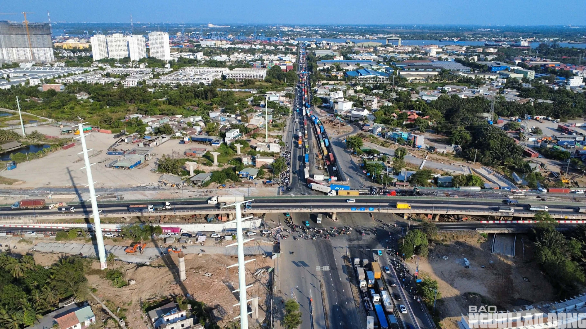 &Ugrave;n ứ giao th&ocirc;ng cửa ng&otilde; đ&ocirc;ng t&acirc;y TPHCM ng&agrave;y đầu nghỉ lễ Giỗ Tổ H&ugrave;ng Vương 2026 - Ảnh 7.