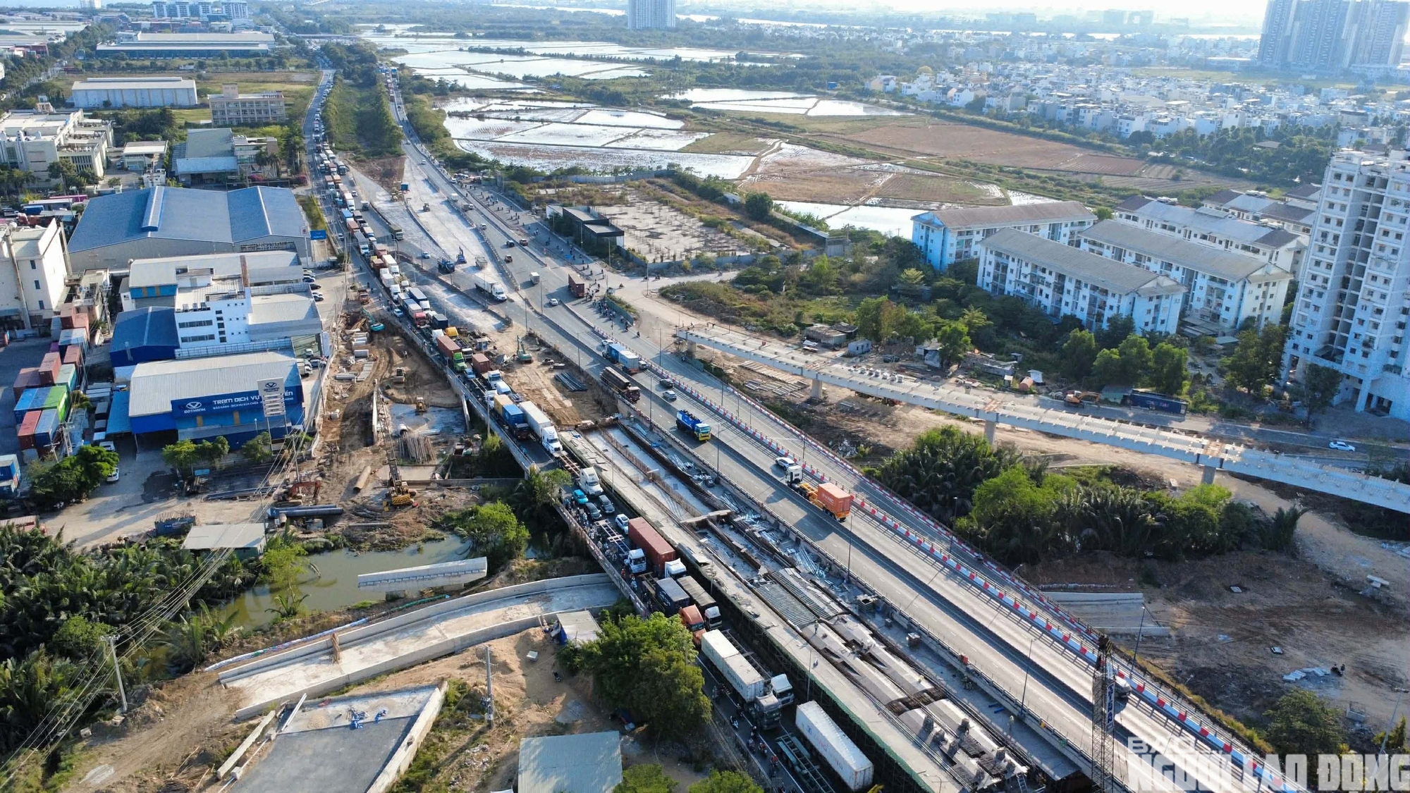 &Ugrave;n ứ giao th&ocirc;ng cửa ng&otilde; đ&ocirc;ng t&acirc;y TPHCM ng&agrave;y đầu nghỉ lễ Giỗ Tổ H&ugrave;ng Vương 2026 - Ảnh 8.