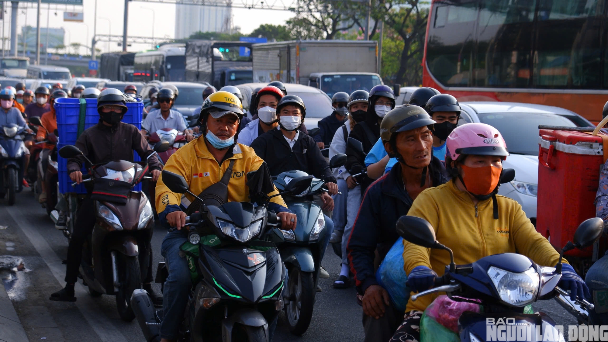 &Ugrave;n ứ giao th&ocirc;ng cửa ng&otilde; đ&ocirc;ng t&acirc;y TPHCM ng&agrave;y đầu nghỉ lễ Giỗ Tổ H&ugrave;ng Vương 2026 - Ảnh 9.