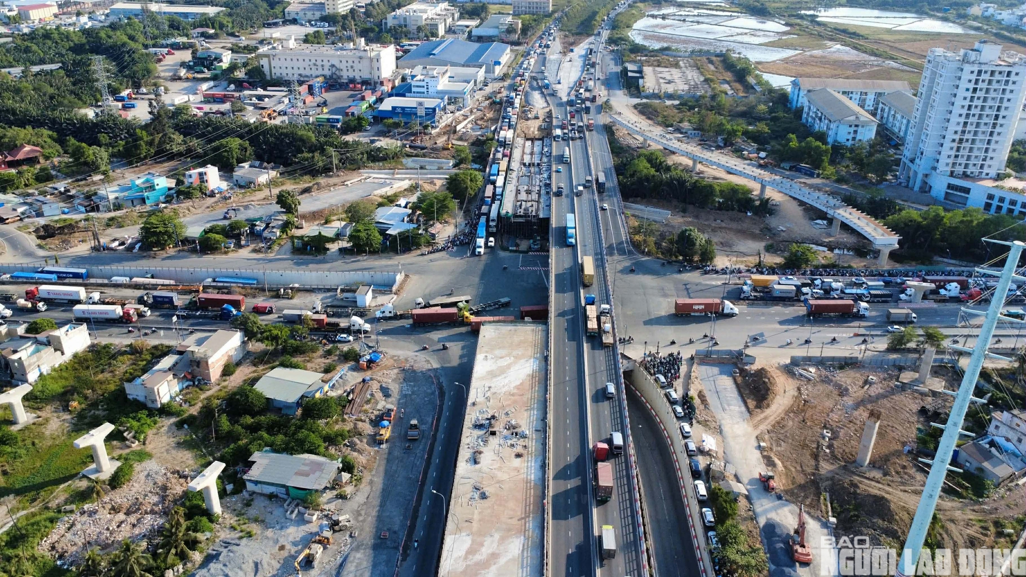 &Ugrave;n ứ giao th&ocirc;ng cửa ng&otilde; đ&ocirc;ng t&acirc;y TPHCM ng&agrave;y đầu nghỉ lễ Giỗ Tổ H&ugrave;ng Vương 2026 - Ảnh 11.