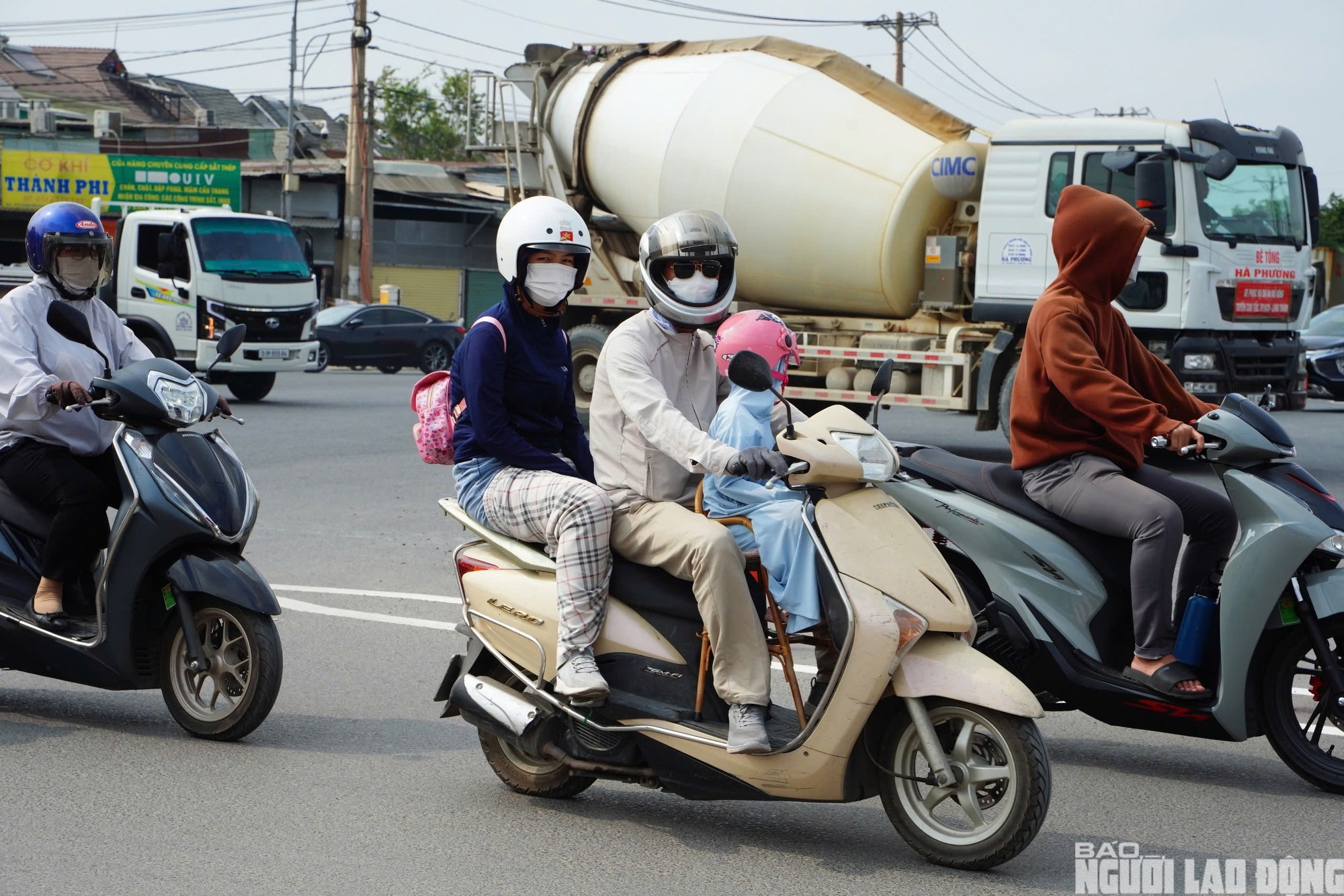 &Ugrave;n ứ bủa v&acirc;y cửa ng&otilde; Đ&ocirc;ng &ndash; T&acirc;y TPHCM ng&agrave;y đầu nghỉ lễ - Ảnh 1.