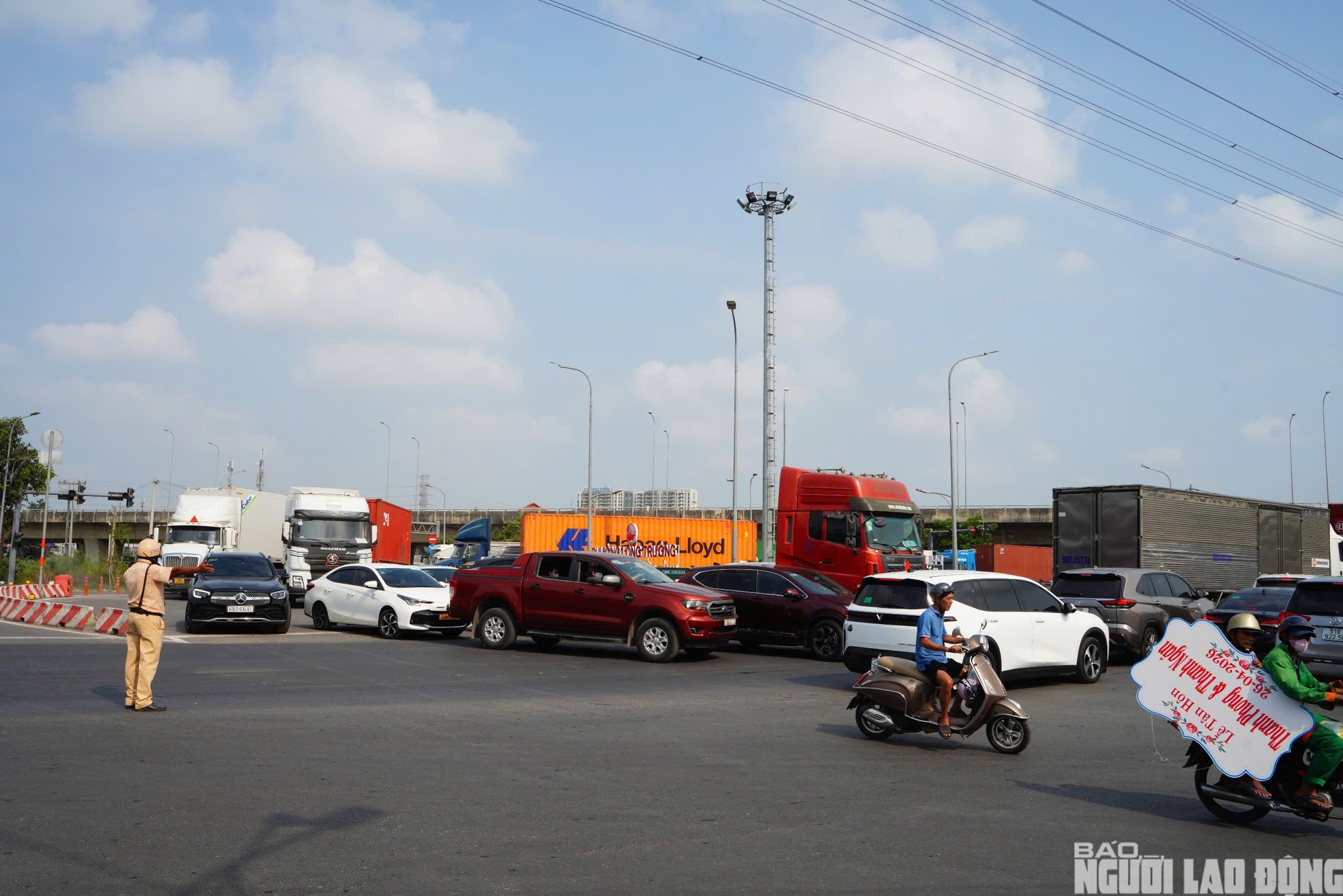 &Ugrave;n ứ bủa v&acirc;y cửa ng&otilde; Đ&ocirc;ng &ndash; T&acirc;y TPHCM ng&agrave;y đầu nghỉ lễ - Ảnh 2.