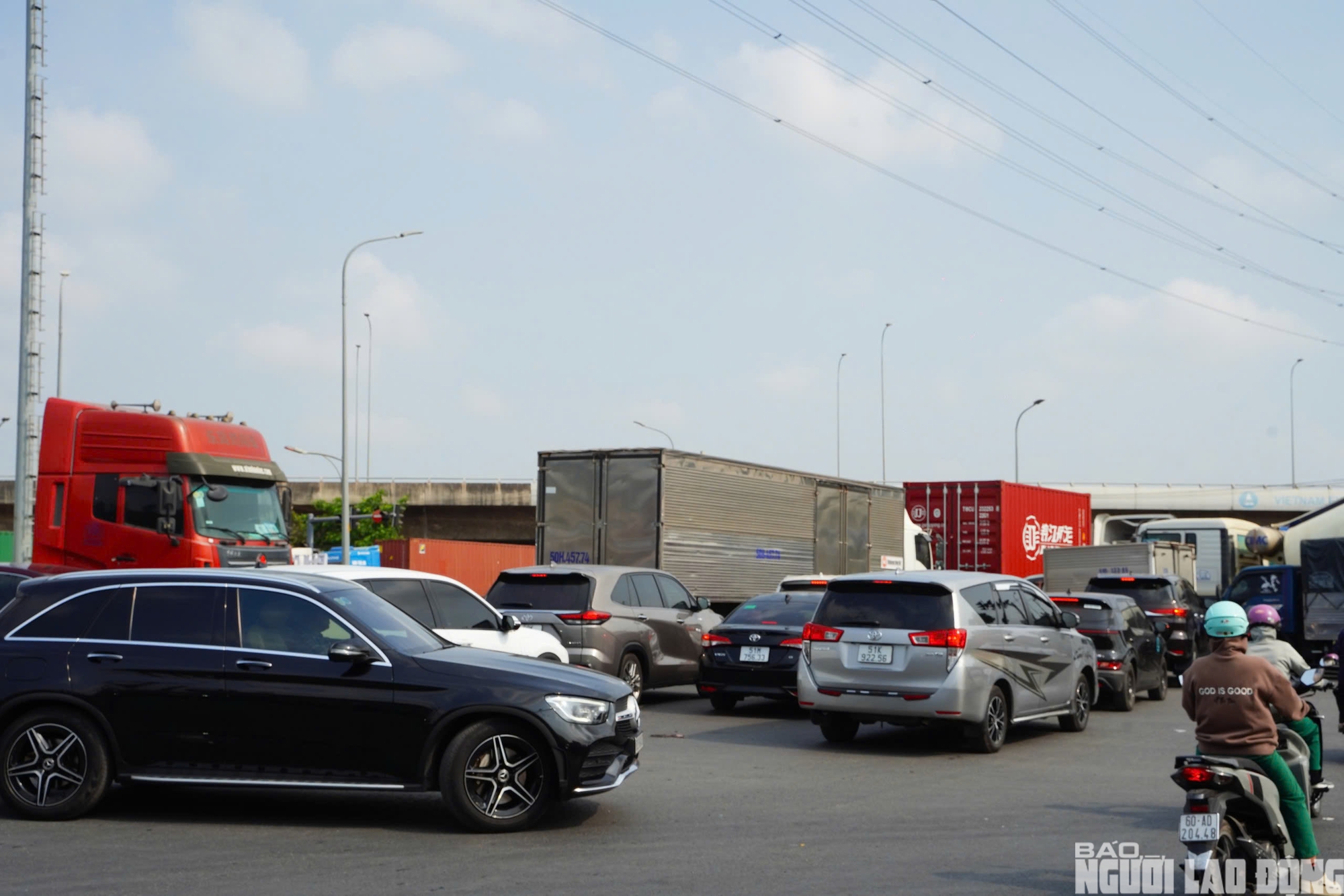 &Ugrave;n ứ bủa v&acirc;y cửa ng&otilde; Đ&ocirc;ng &ndash; T&acirc;y TPHCM ng&agrave;y đầu nghỉ lễ - Ảnh 4.