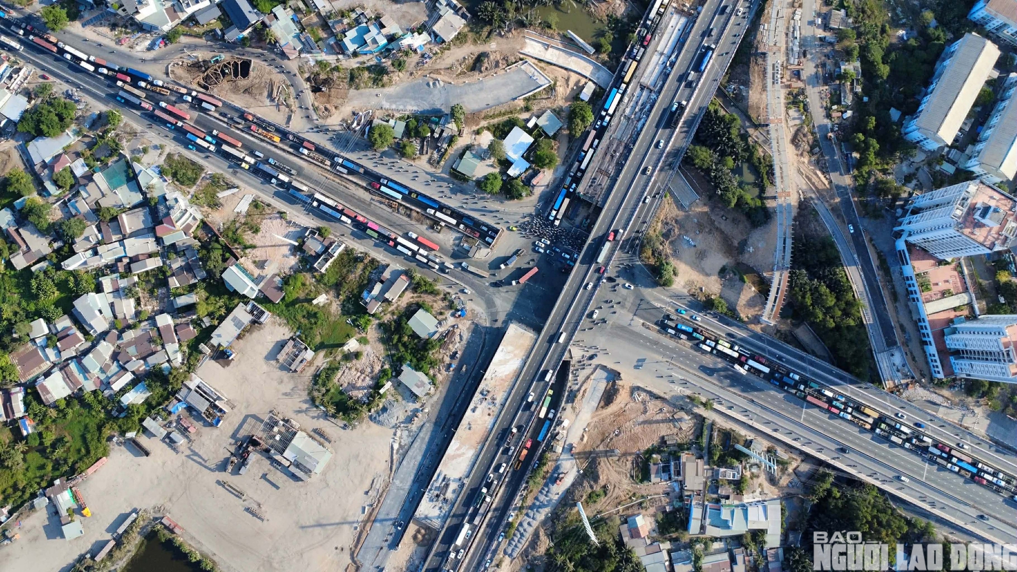 &Ugrave;n ứ bủa v&acirc;y cửa ng&otilde; Đ&ocirc;ng &ndash; T&acirc;y TPHCM ng&agrave;y đầu nghỉ lễ - Ảnh 5.