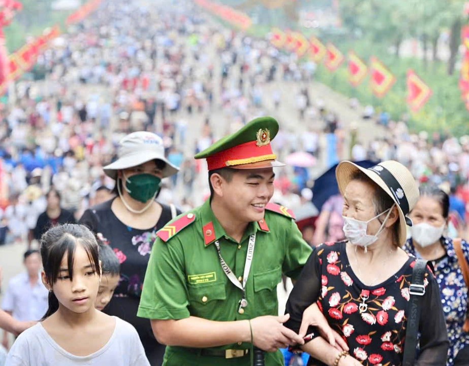 Biển người đổ về Đền Hùng trước ngày Giỗ tổ Hùng Vương - Ảnh 2.