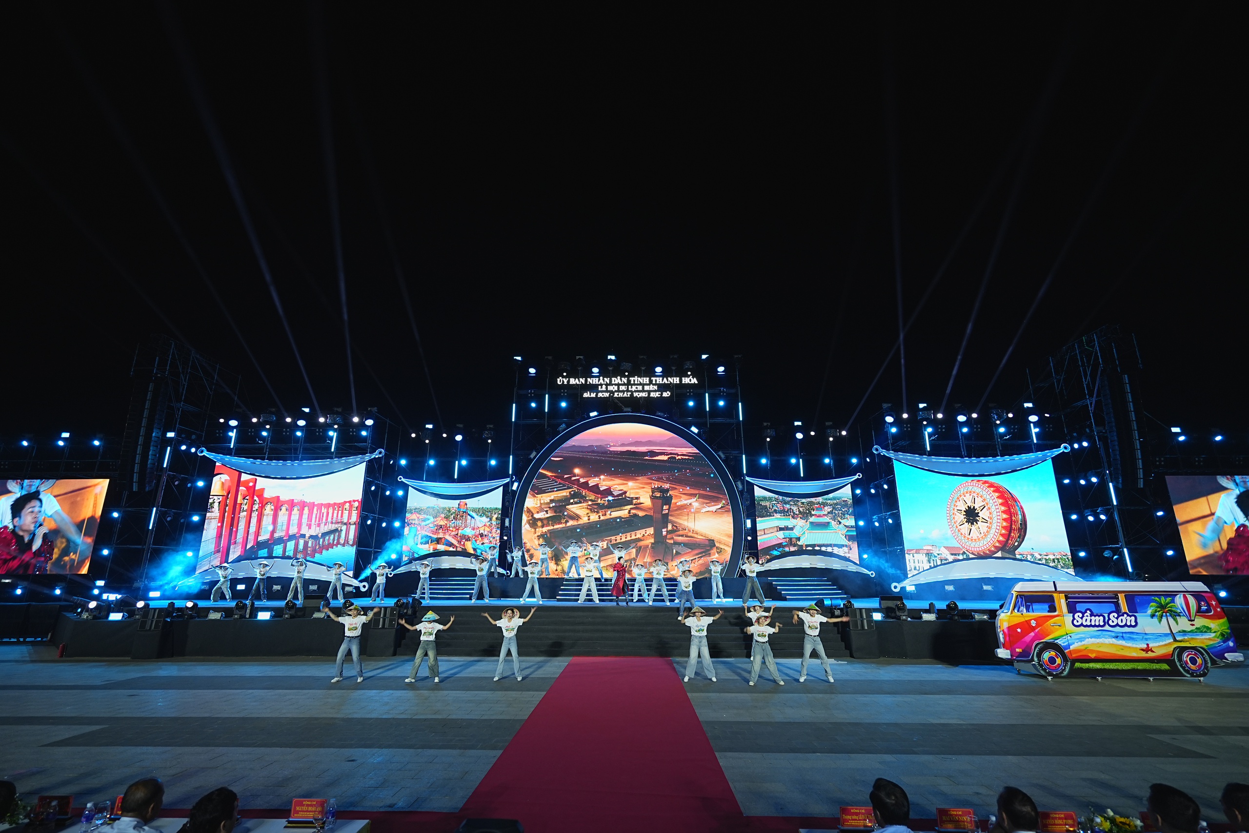 Biển người đổ về Sầm Sơn thưởng thức ca nhạc, xem bắn pháo hoa - Ảnh 6.