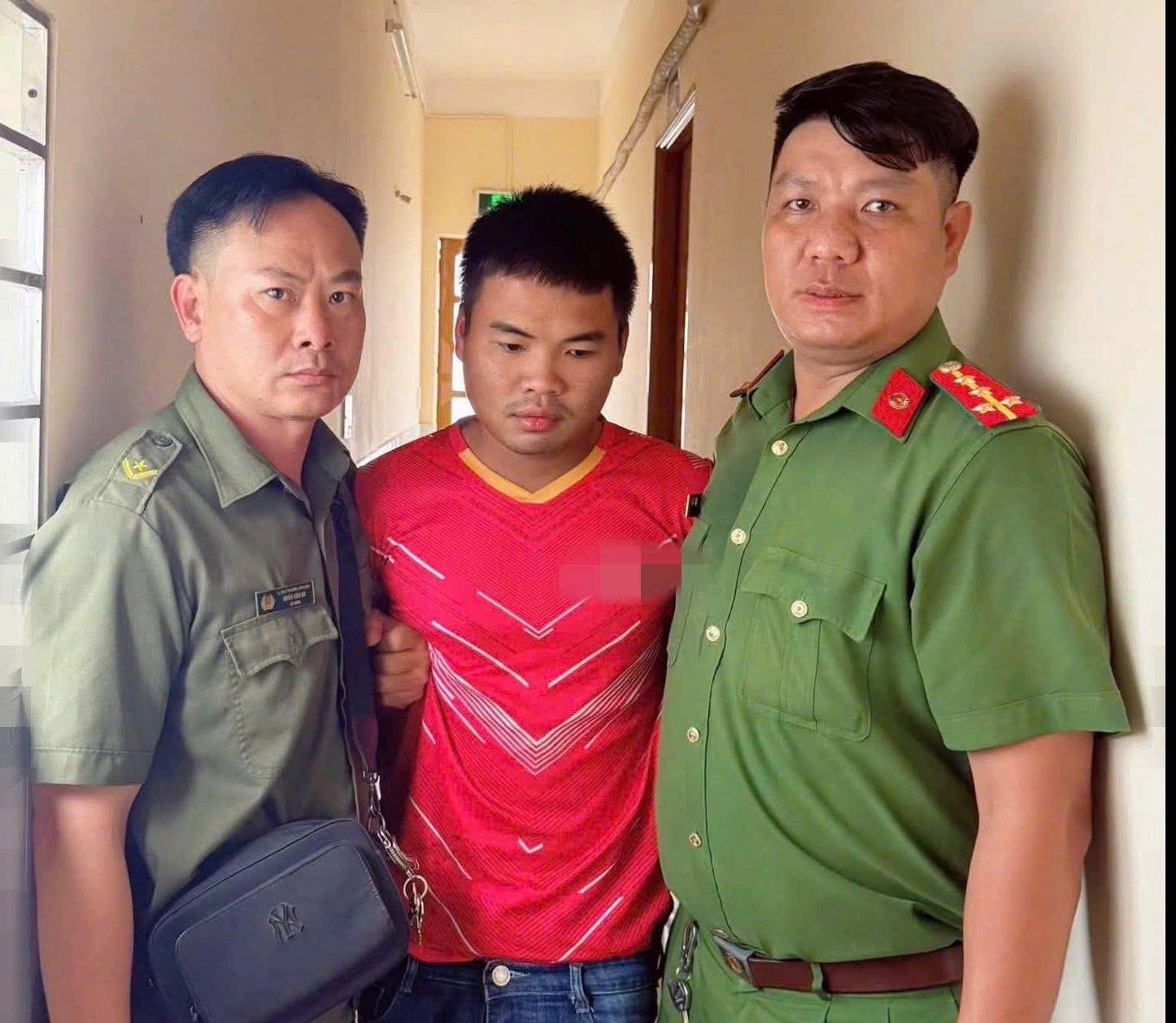 Công an TPHCM bắt nghi phạm cướp xe máy tại Dĩ An trong đêm - Ảnh 1.