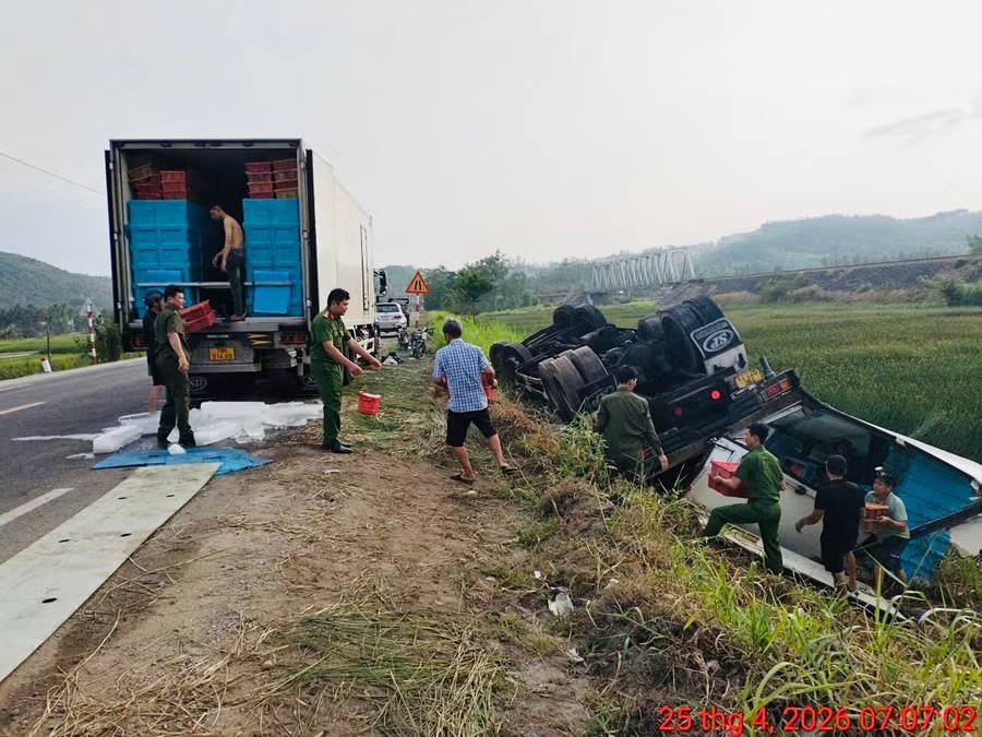 Xe chở hơn 3 tấn tôm lật giữa đêm, công an và người dân kịp thời “giải cứu” - Ảnh 3.