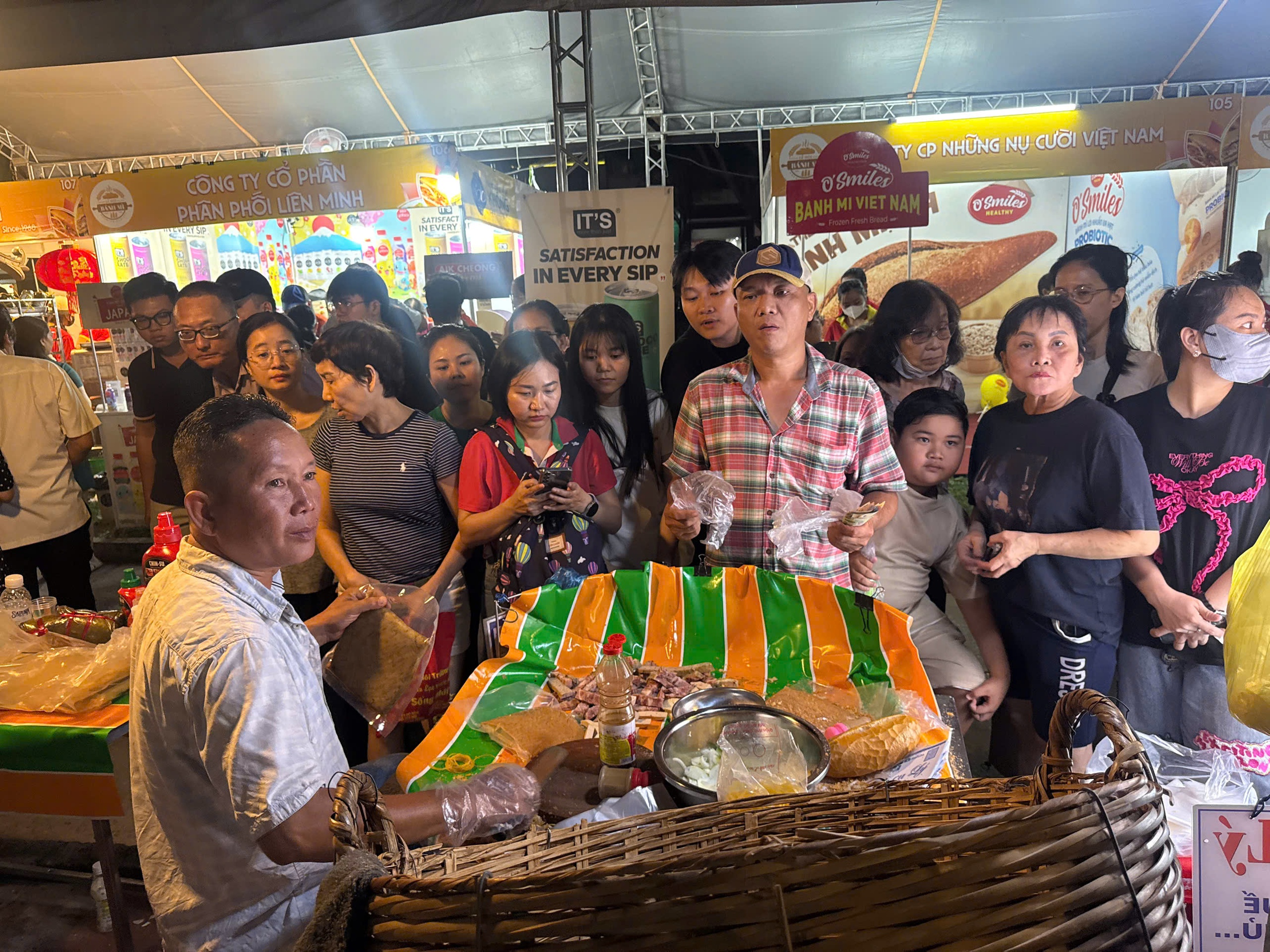 Kh&aacute;ch nước ng&ograve;ai h&agrave;o hứng với lễ hội b&aacute;nh m&igrave; 2026 tại TPHCM - Ảnh 4.