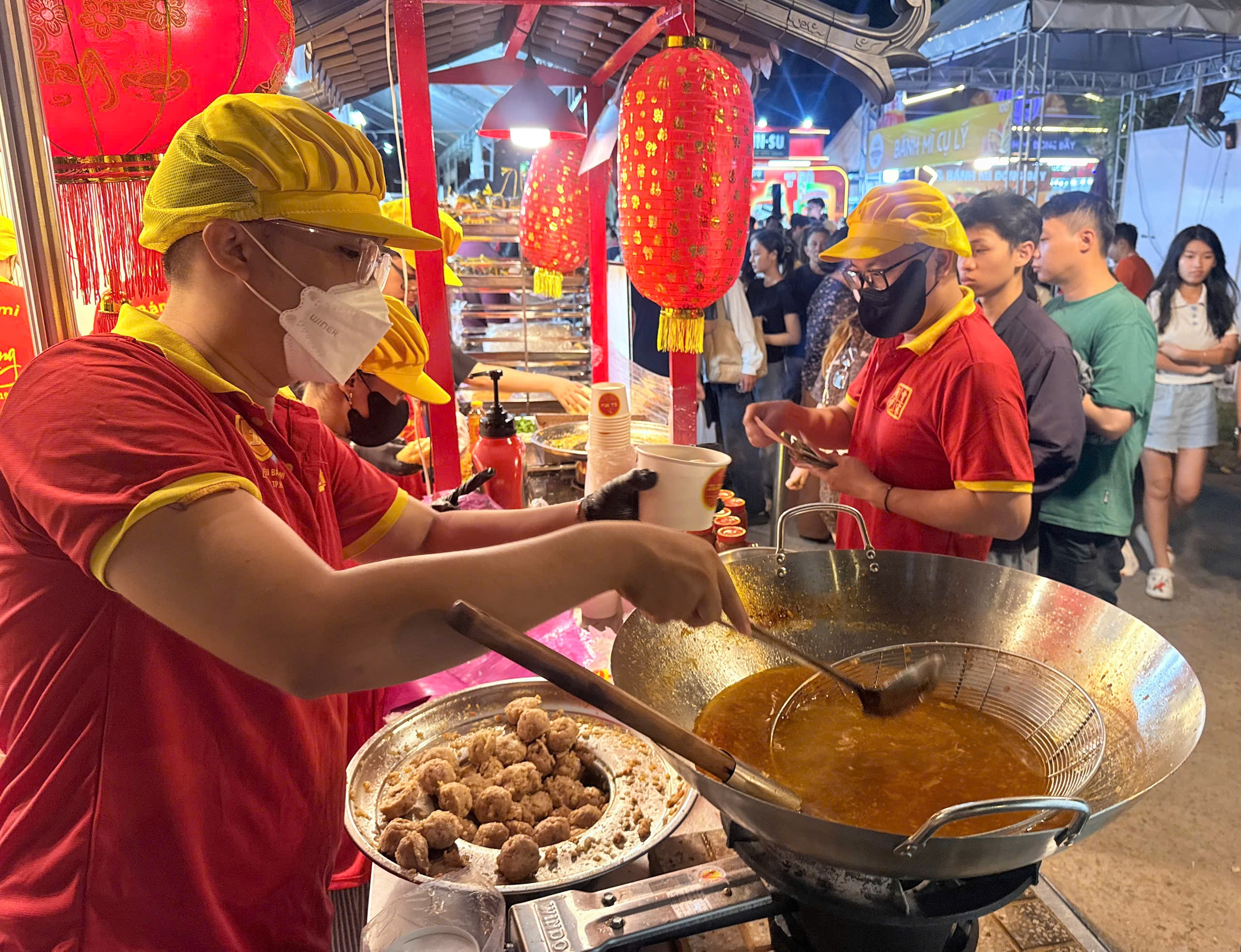 Kh&aacute;ch nước ng&ograve;ai h&agrave;o hứng với lễ hội b&aacute;nh m&igrave; 2026 tại TPHCM - Ảnh 5.