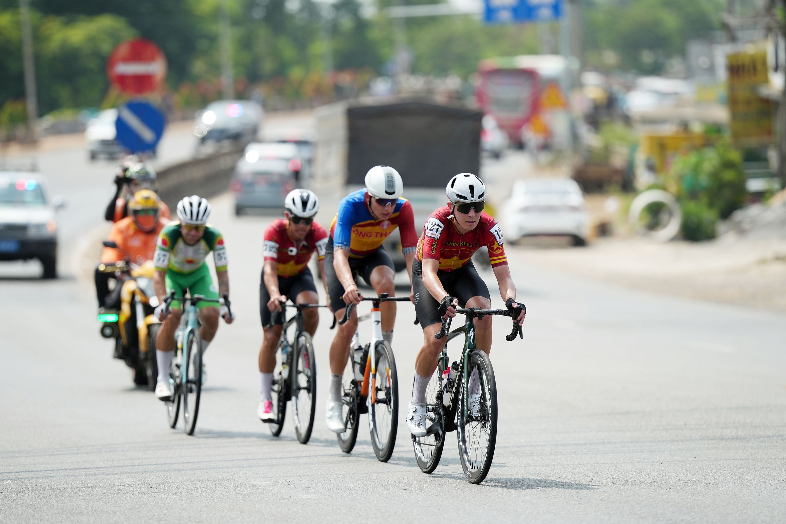 C&uacute;p truyền h&igrave;nh TPHCM: Tay đua Thụy Sĩ solo ấn tượng, mang về chiến thắng thứ hai cho Đồng Th&aacute;p   - Ảnh 7.