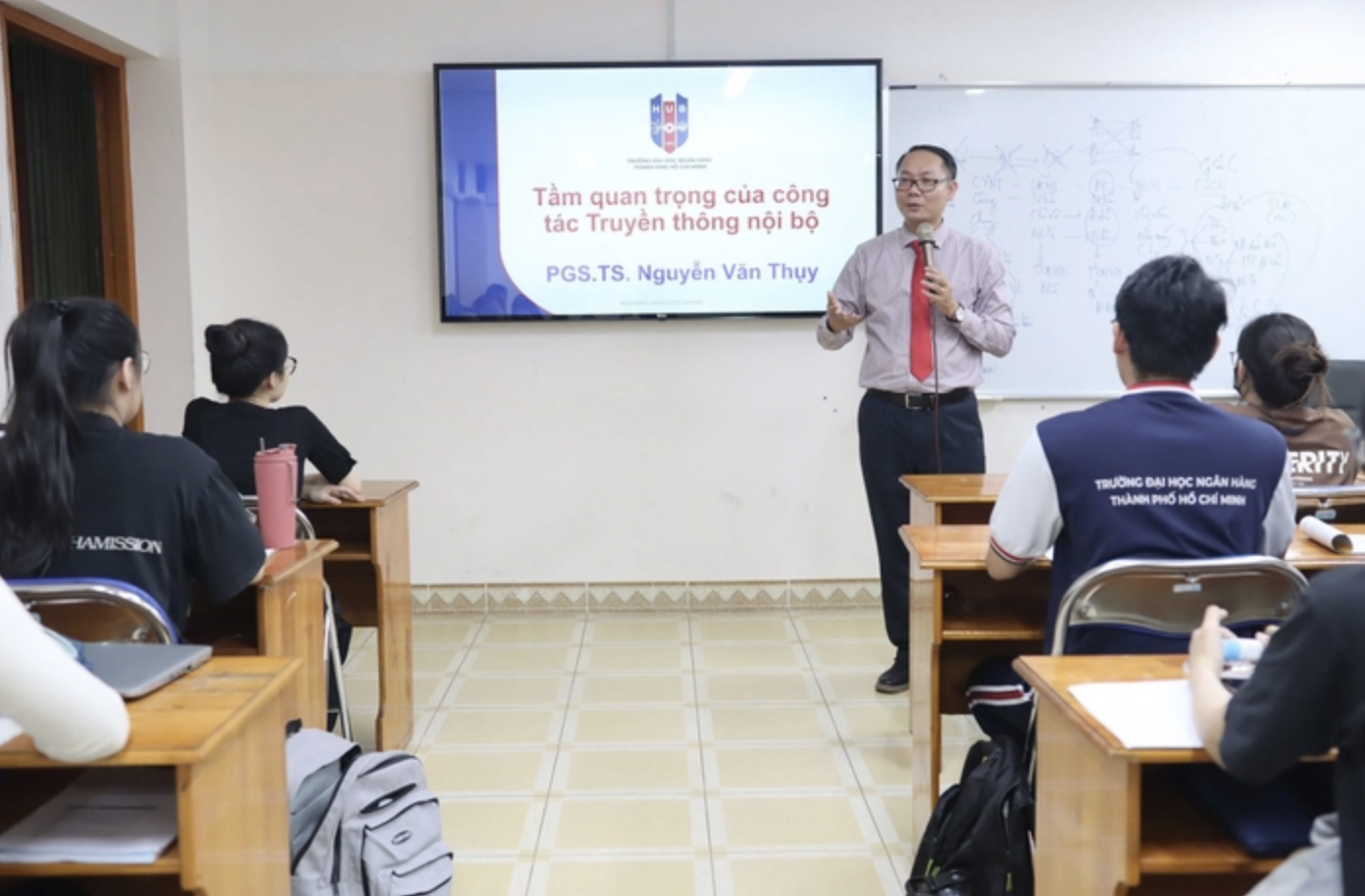 Nâng chuẩn giảng viên đại học: Tránh chạy theo học vị - Ảnh 1.