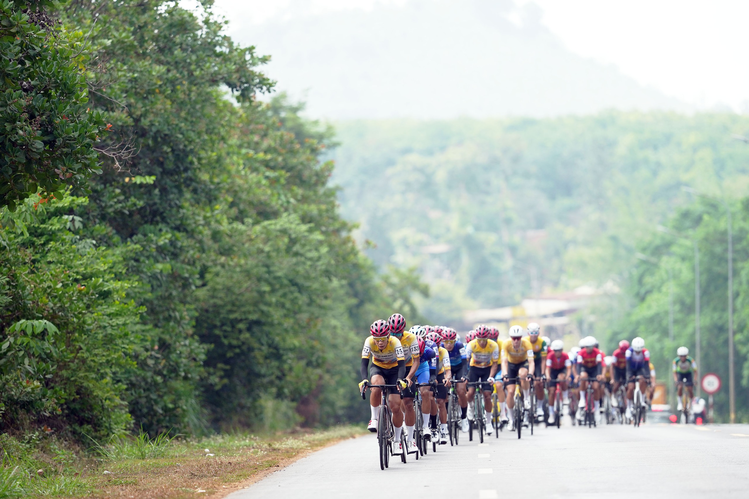 C&uacute;p truyền h&igrave;nh TPHCM: Tay đua Thụy Sĩ solo ấn tượng, mang về chiến thắng thứ hai cho Đồng Th&aacute;p   - Ảnh 6.