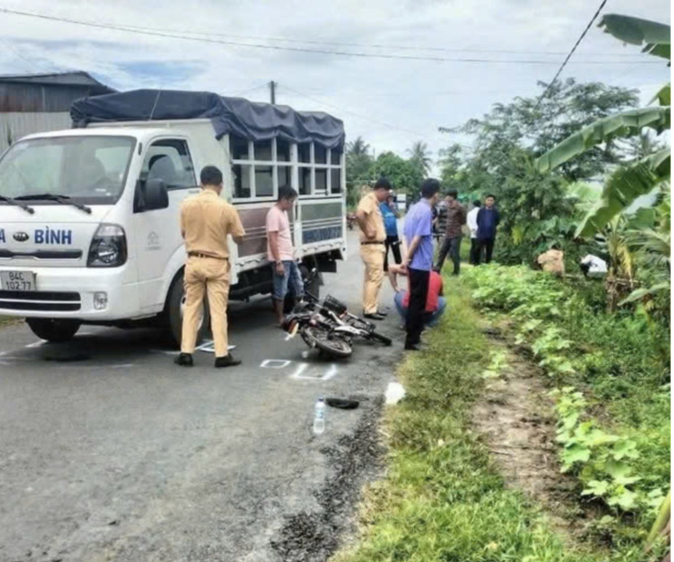 Vụ nữ sinh tử vong ở Vĩnh Long: Từ tai nạn giao thông đến hàng loạt cán bộ bị khởi tố - Ảnh 1.