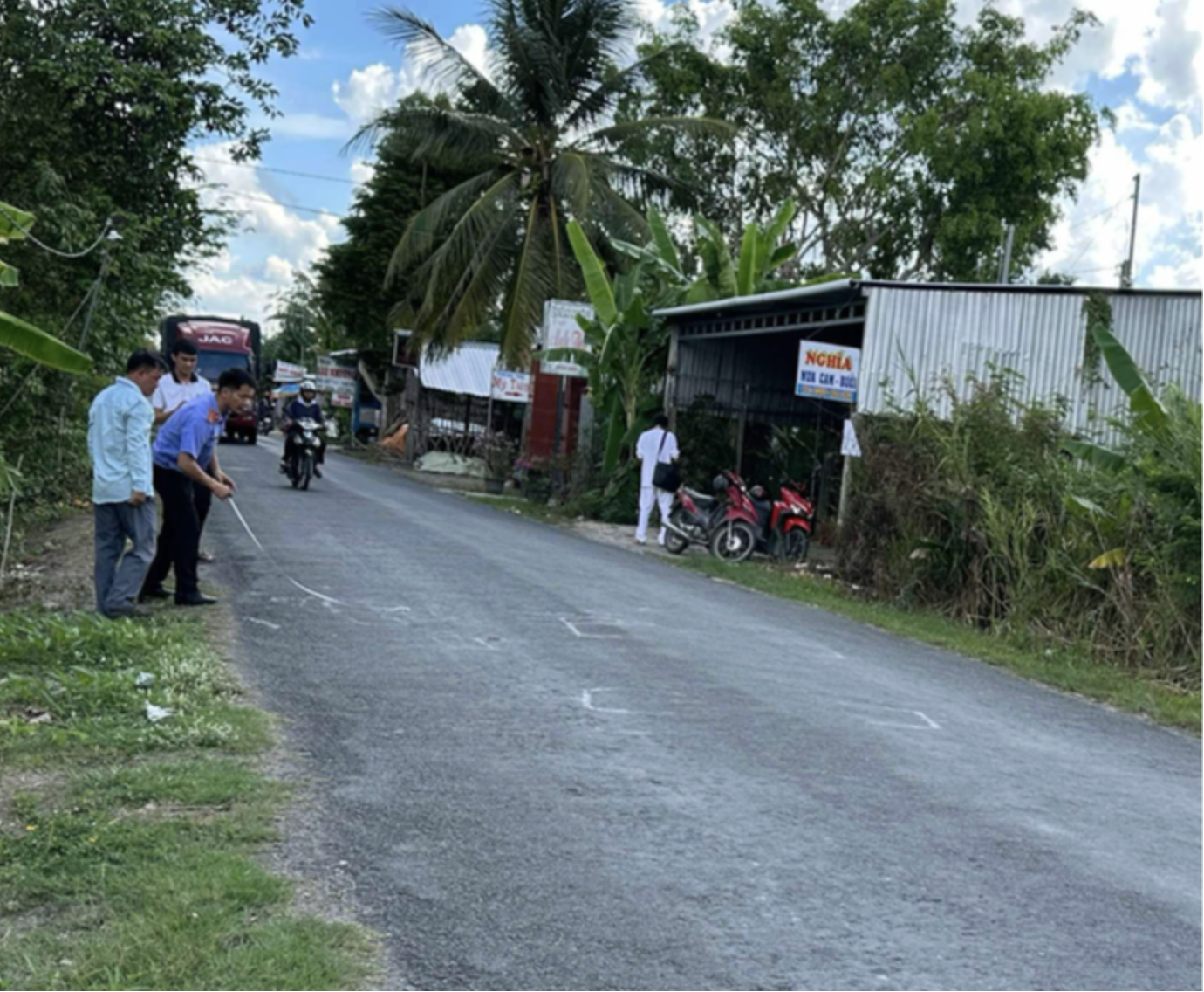 Vụ nữ sinh tử vong ở Vĩnh Long: Từ tai nạn giao thông đến hàng loạt cán bộ bị khởi tố - Ảnh 2.