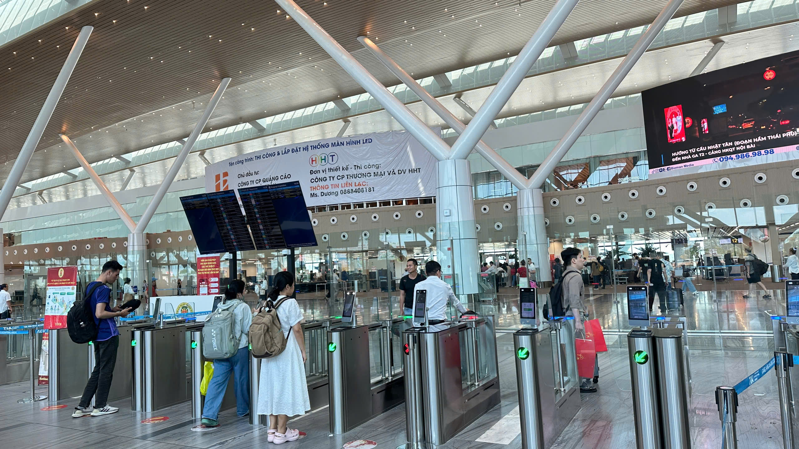 Kỳ nghỉ Giỗ Tổ 2026 , sân bay Tân Sơn Nhất thông báo quan trọng về lượng khách và chuyến bay - Ảnh 2.