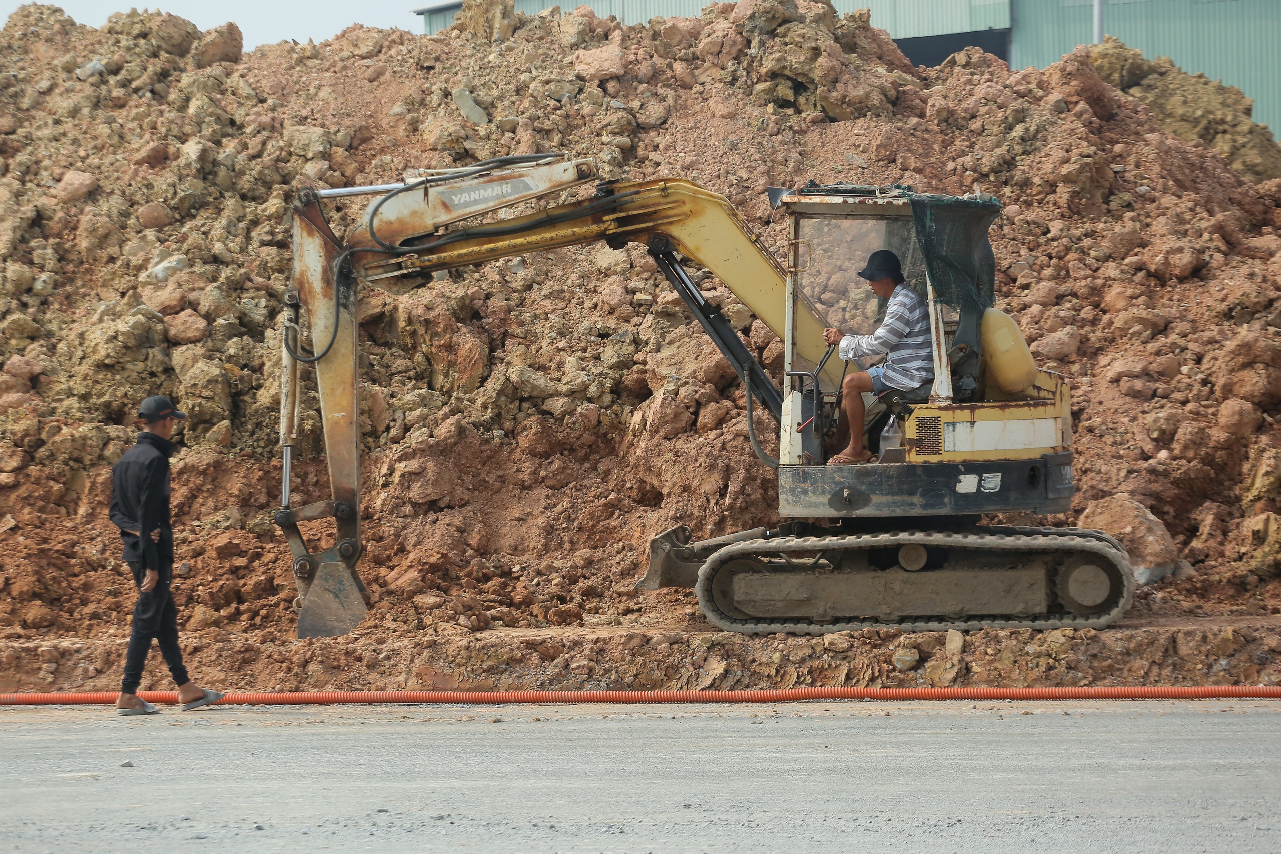 Tây Ninh tích trữ cát đá đất phục vụ đường Vành đai 4 và cao tốc TPHCM 2026 - Ảnh 1.