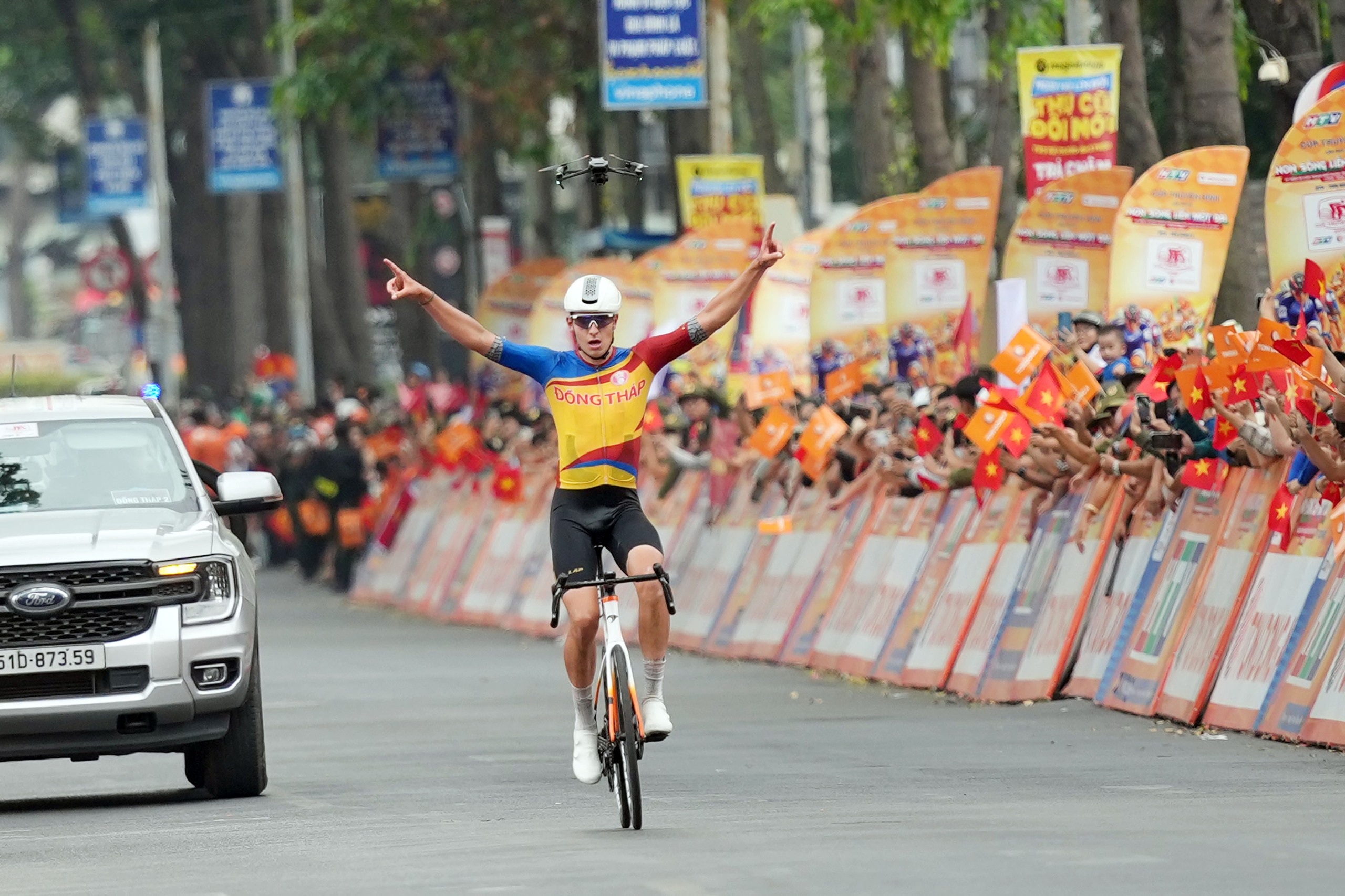 C&uacute;p truyền h&igrave;nh TPHCM: Tay đua Thụy Sĩ solo ấn tượng, mang về chiến thắng thứ hai cho Đồng Th&aacute;p   - Ảnh 8.